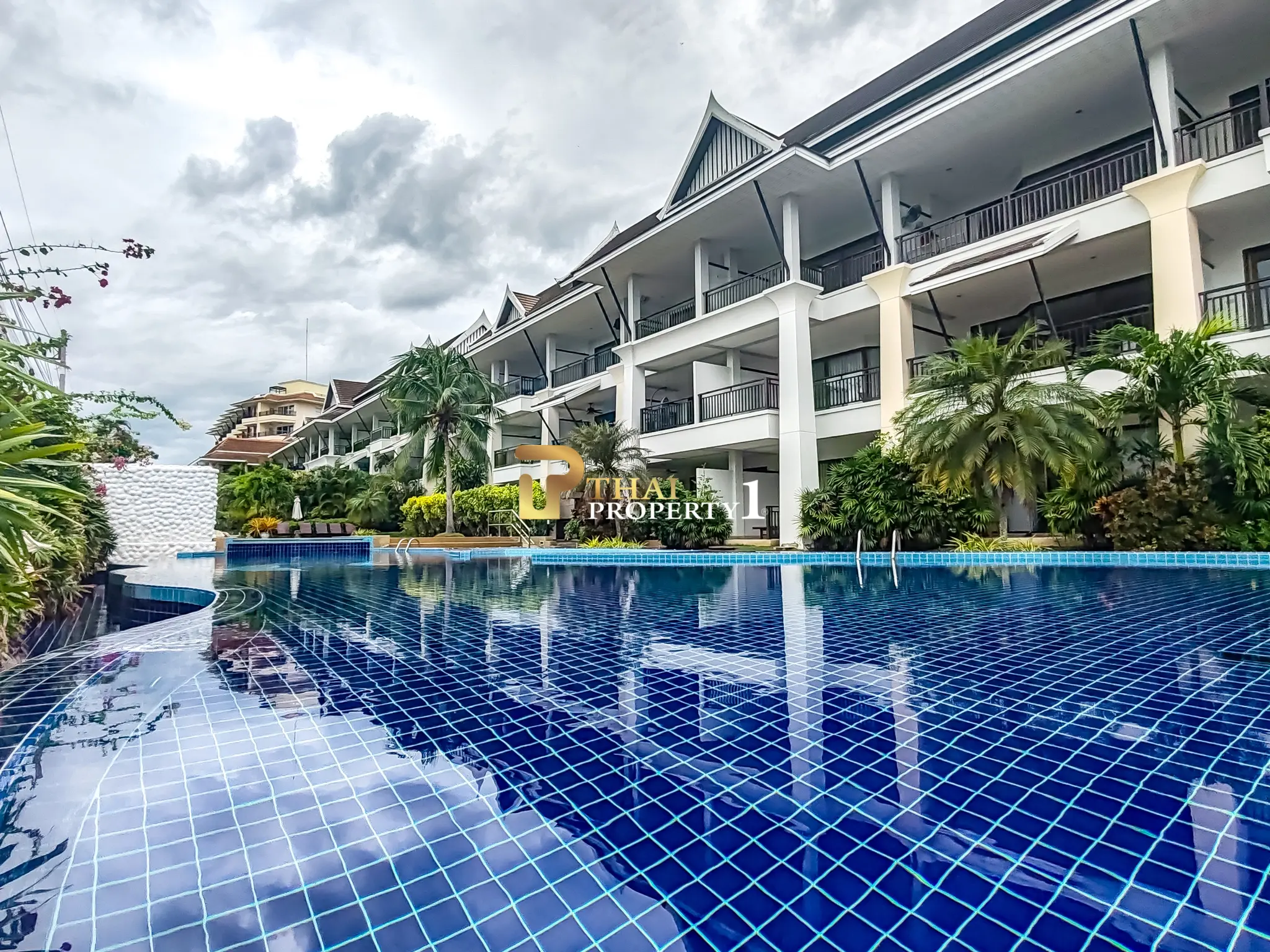 ซันไรซ์ บีช รีสอร์ท แอนด์ เรสซิเดนซ์  – นาจอมเทียน