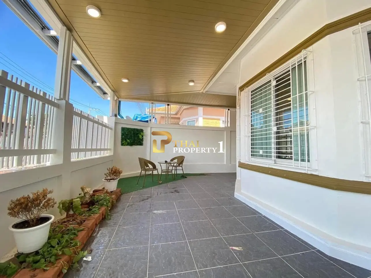 Comfortable Single-Story 3-Bedroom Villa with Covered Patio and Carport in Nong Prue, Pattaya