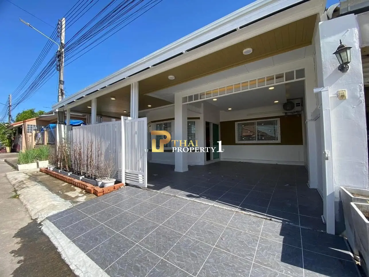 Comfortable Single-Story 3-Bedroom Villa with Covered Patio and Carport in Nong Prue, Pattaya