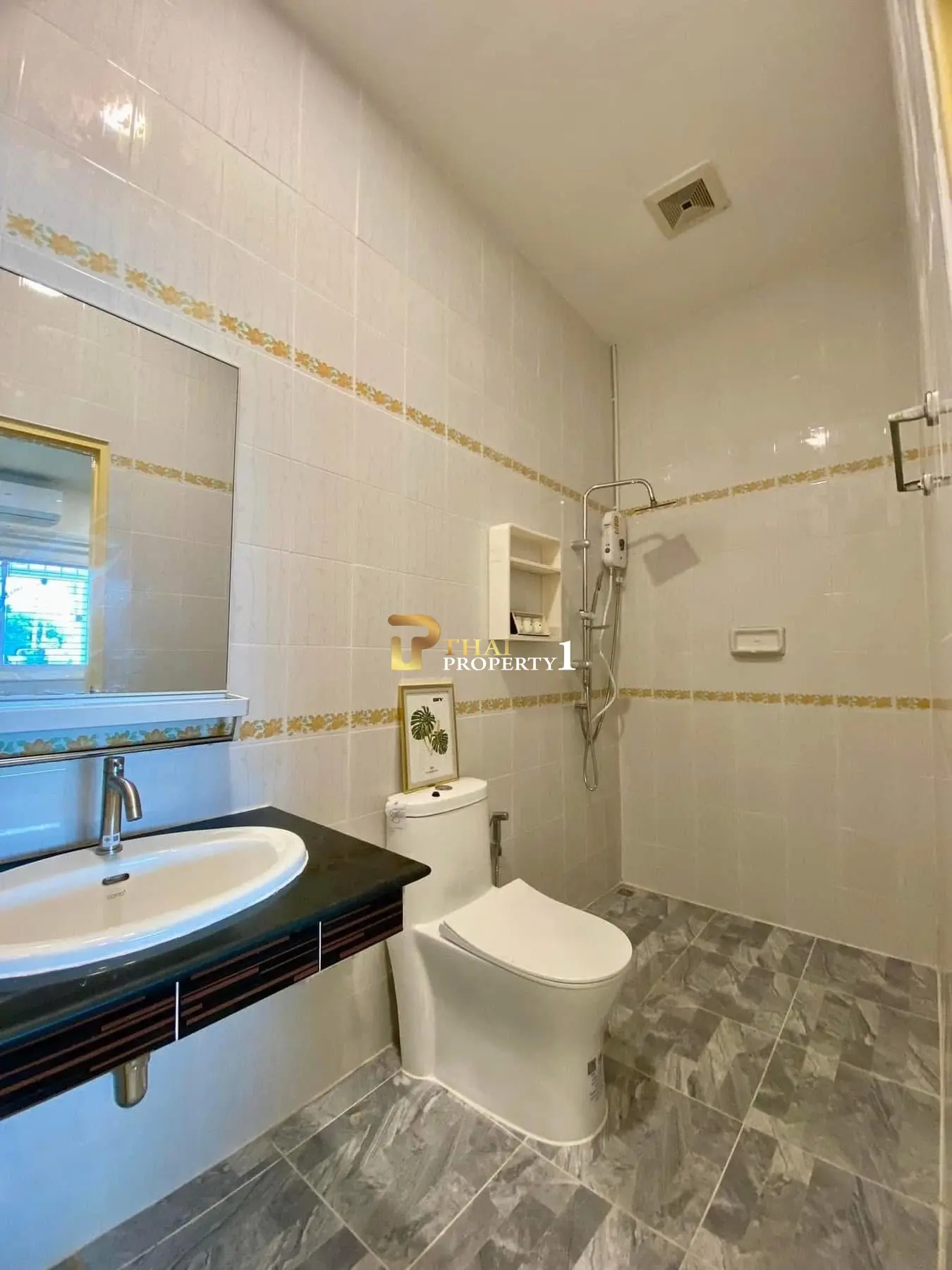 Comfortable Single-Story 3-Bedroom Villa with Covered Patio and Carport in Nong Prue, Pattaya