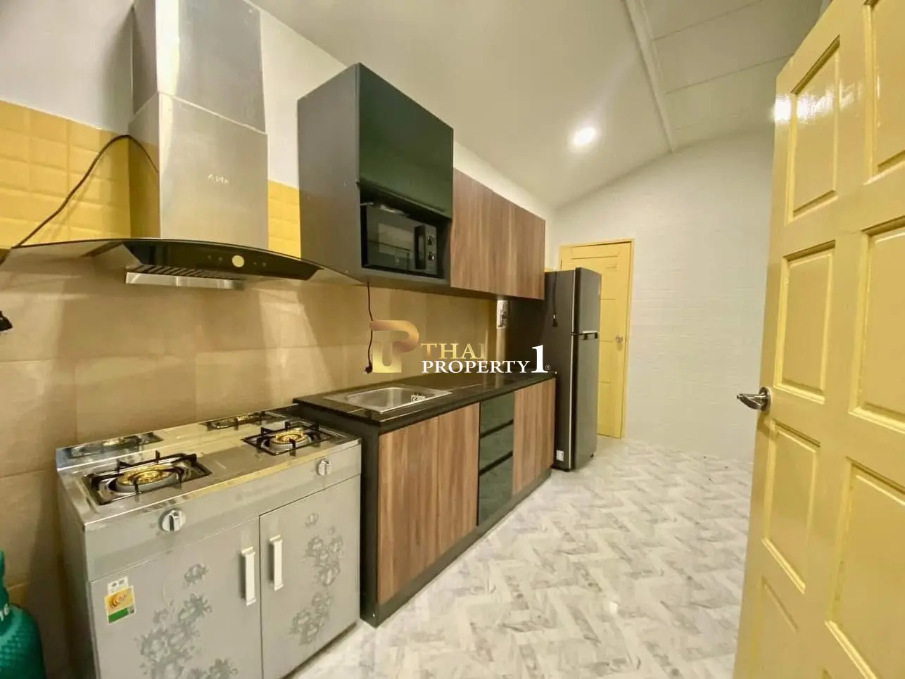 Comfortable Single-Story 3-Bedroom Villa with Covered Patio and Carport in Nong Prue, Pattaya