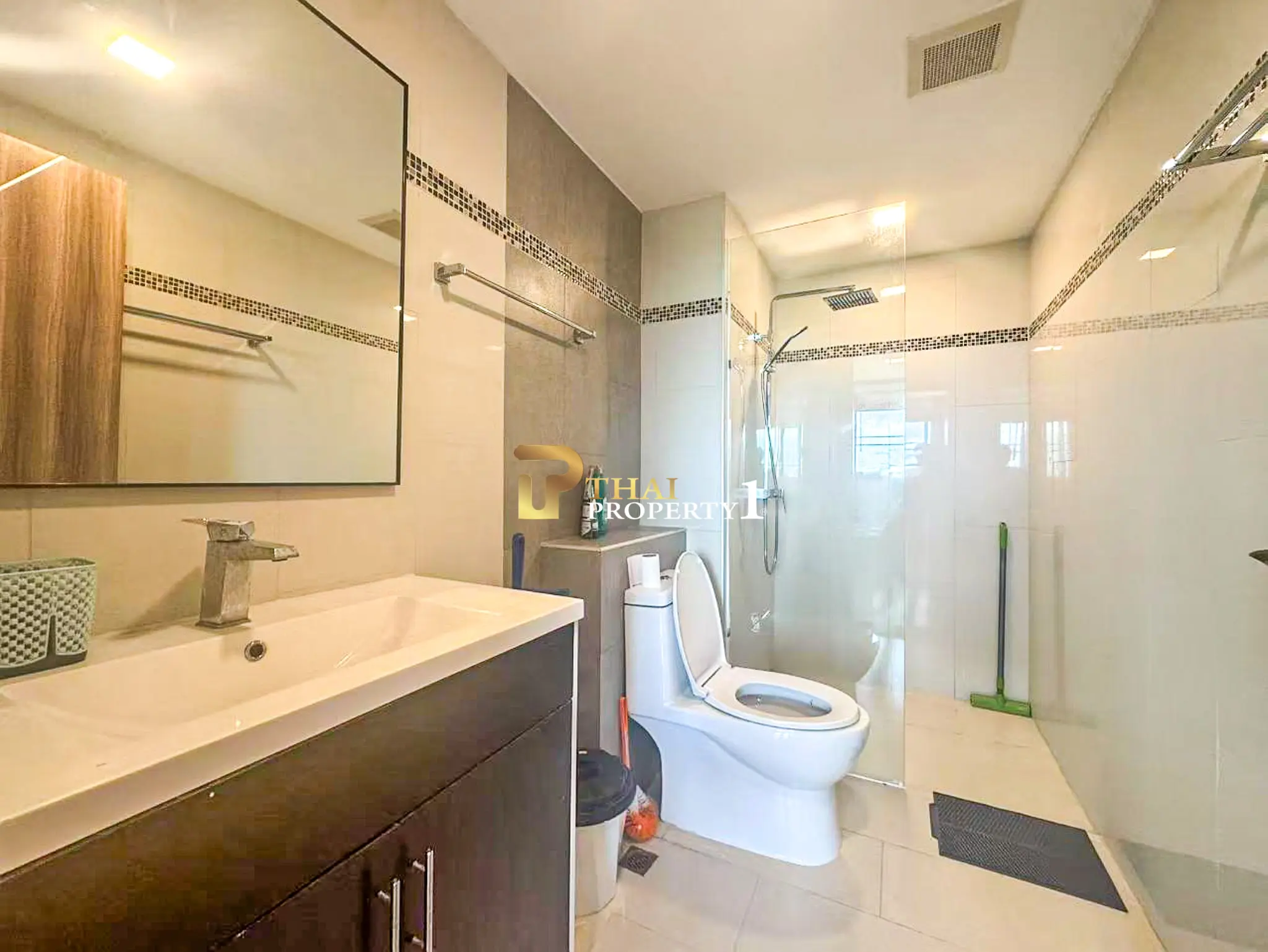 Cozy 1-Bedroom Foreigner Unit Condo with Balcony At Laguna Beach Resort 3 Maldives Jomtien Pattaya
