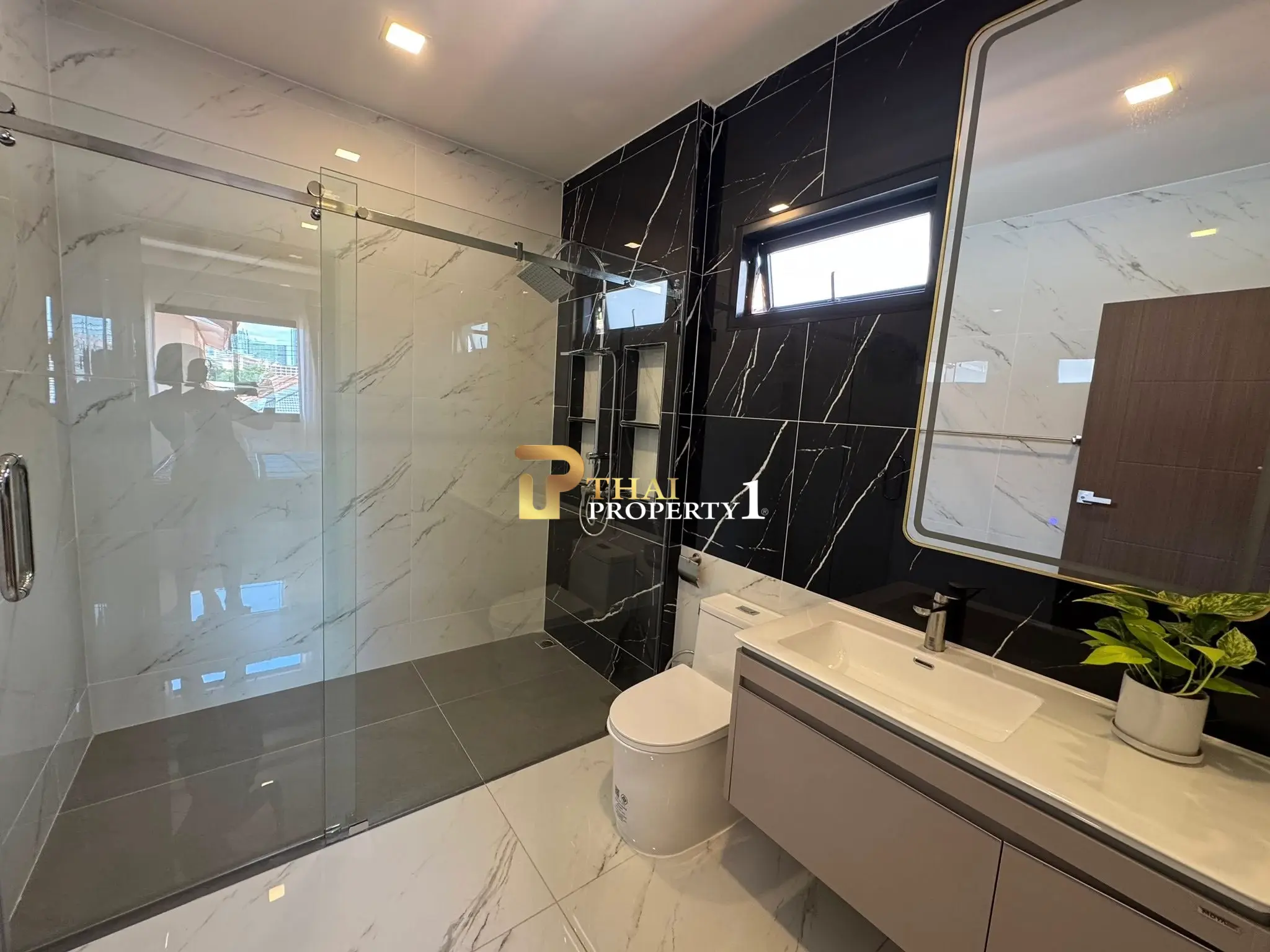 Spacious 6-Bedroom Villa with Modern Touches Just Minutes from Jomtien Beach