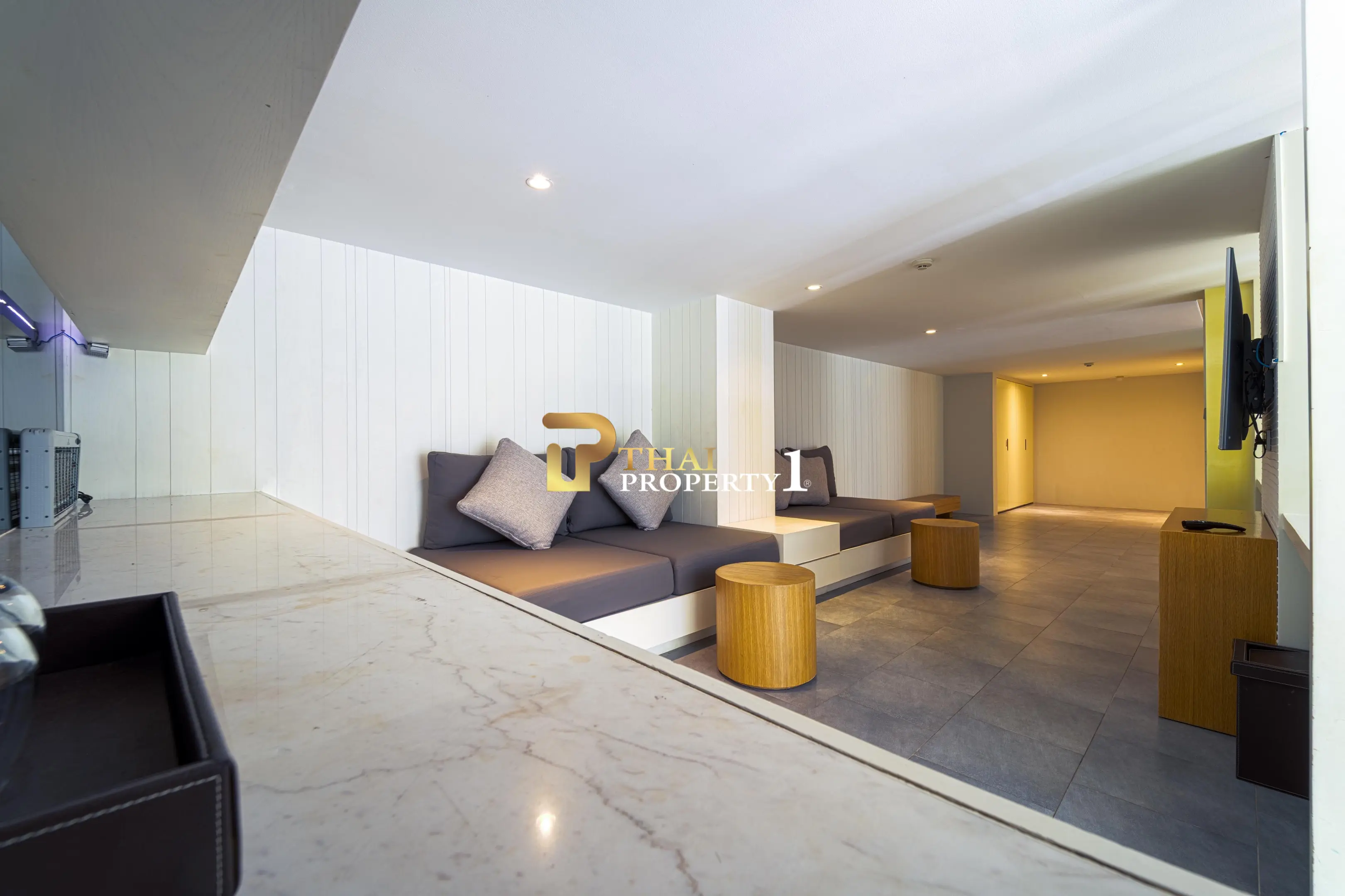 Hua Hin Beach - 5-Bedroom Beach Front Resort Style Villa In Town