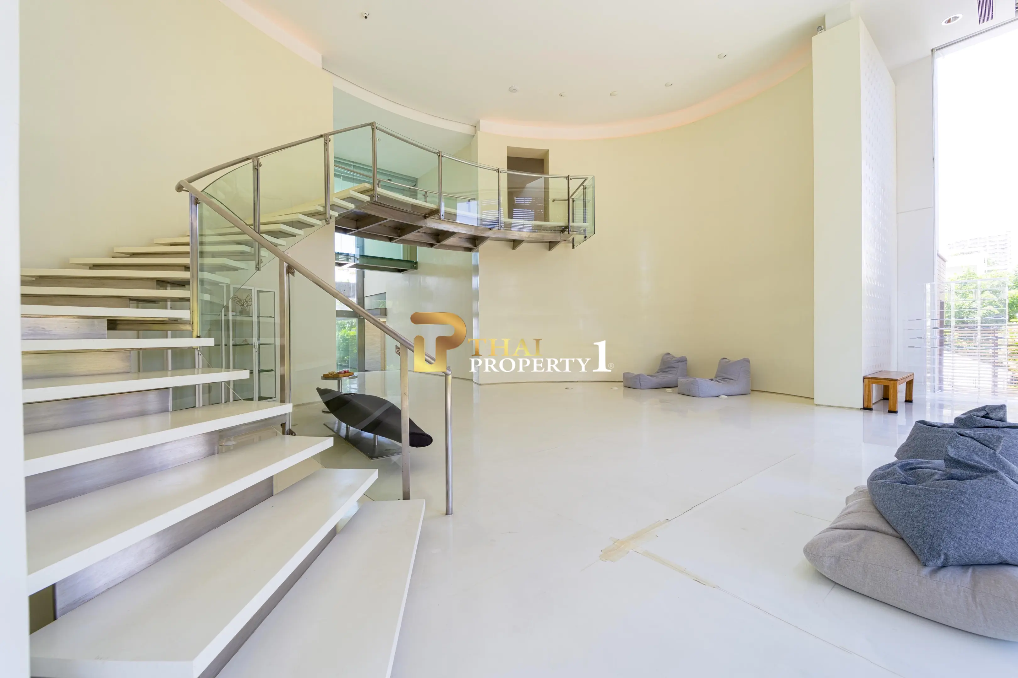 Hua Hin Beach - 5-Bedroom Beach Front Resort Style Villa In Town