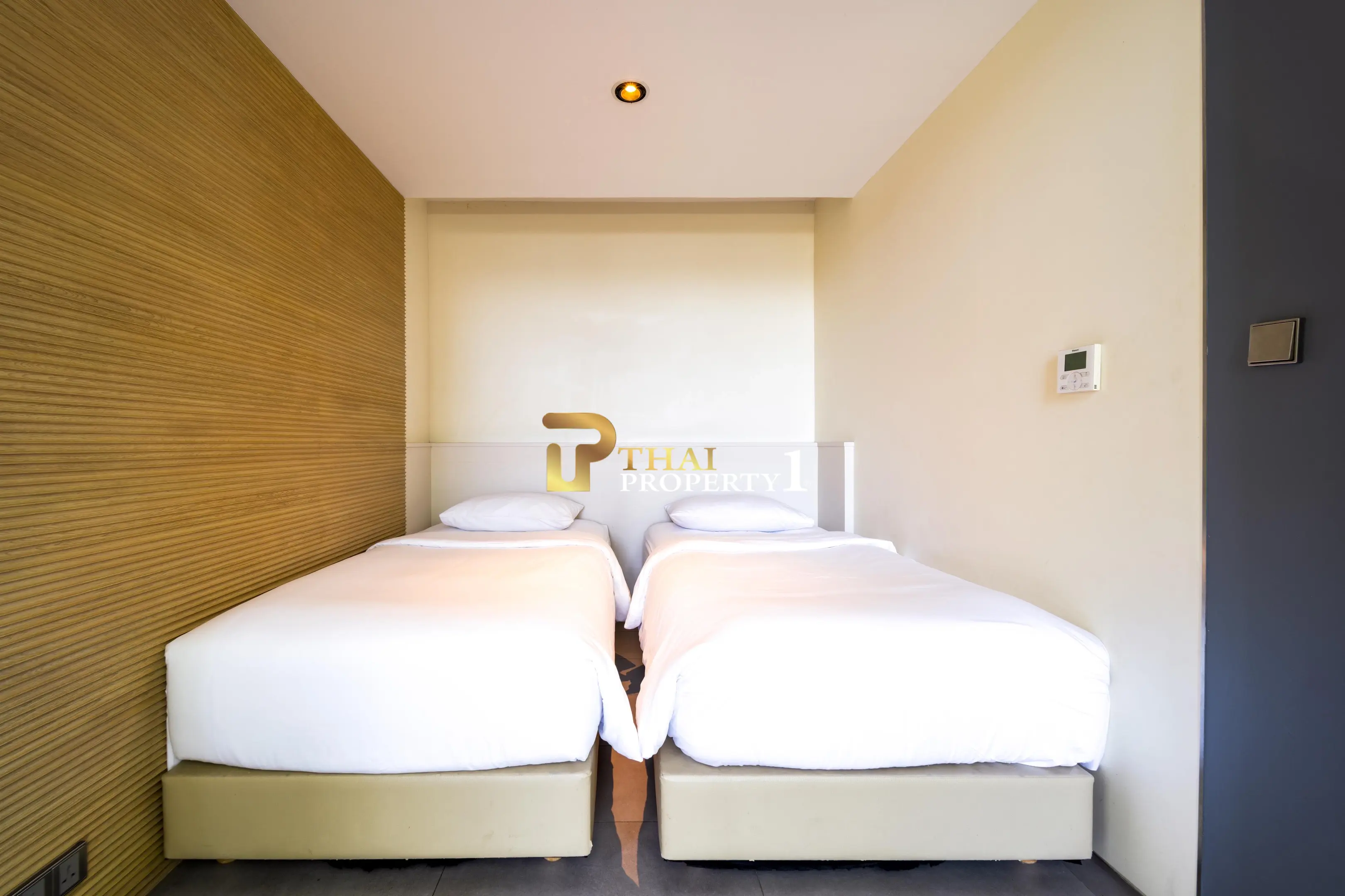 Hua Hin Beach - 5-Bedroom Beach Front Resort Style Villa In Town