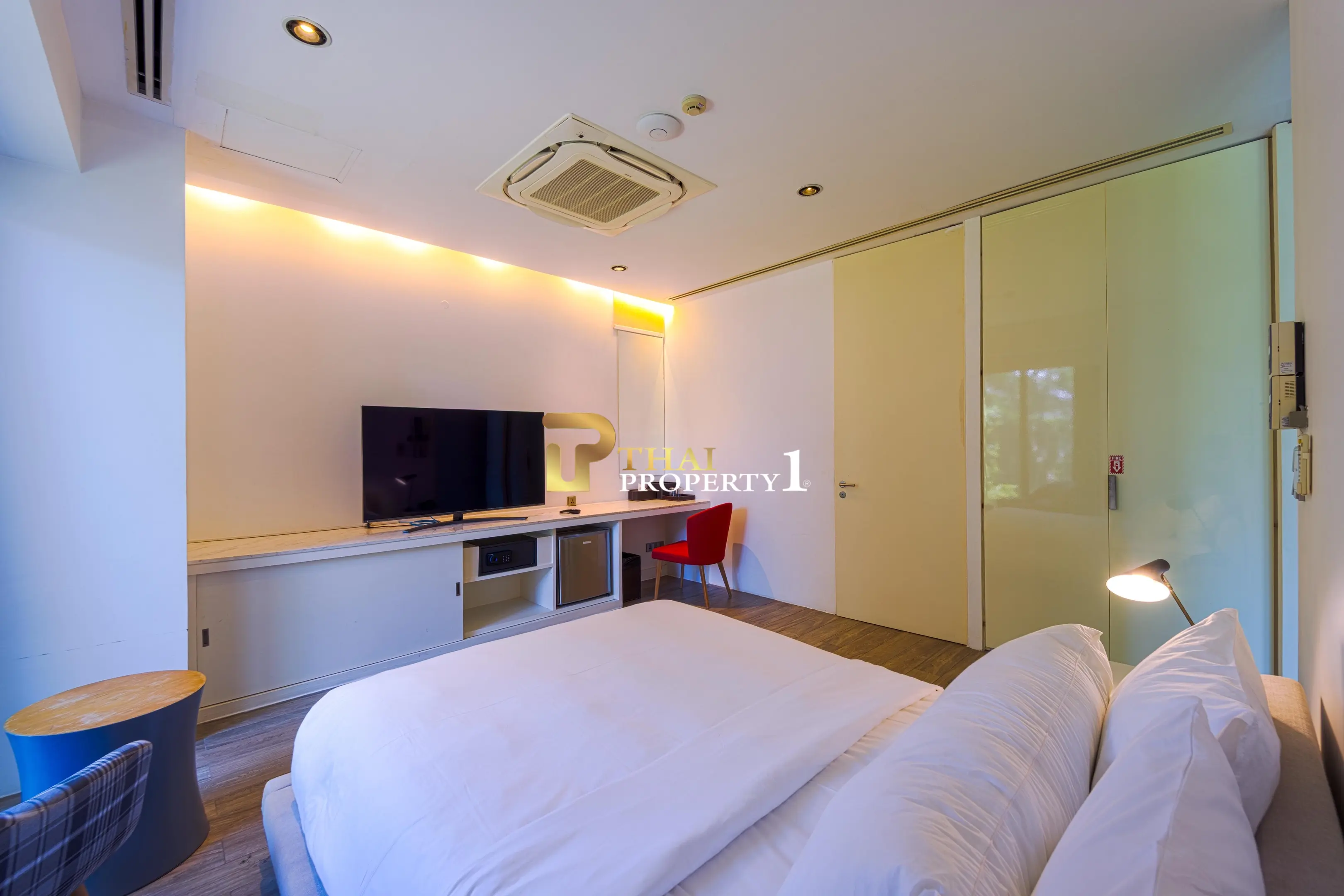 Hua Hin Beach - 5-Bedroom Beach Front Resort Style Villa In Town