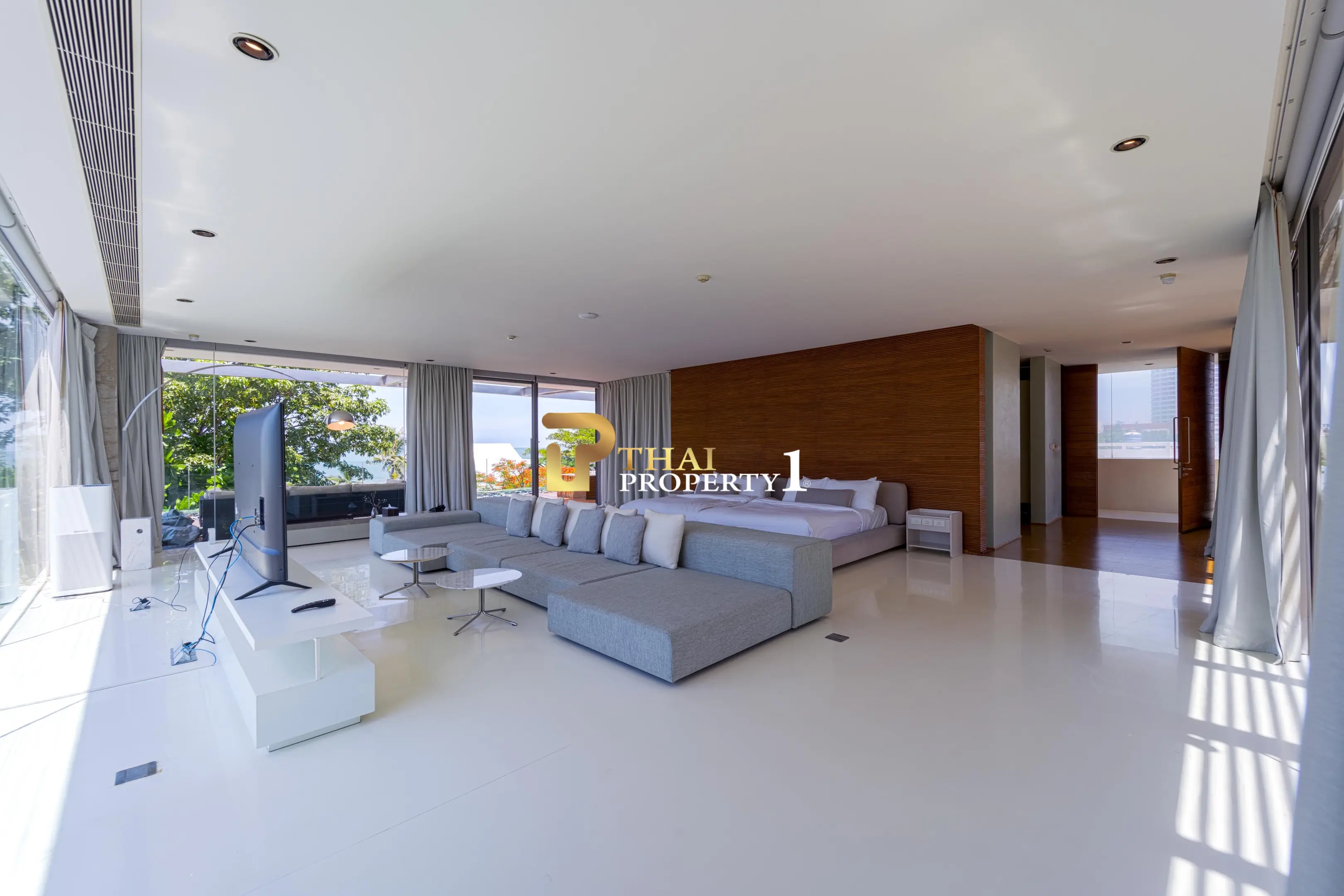 Hua Hin Beach - 5-Bedroom Beach Front Resort Style Villa In Town
