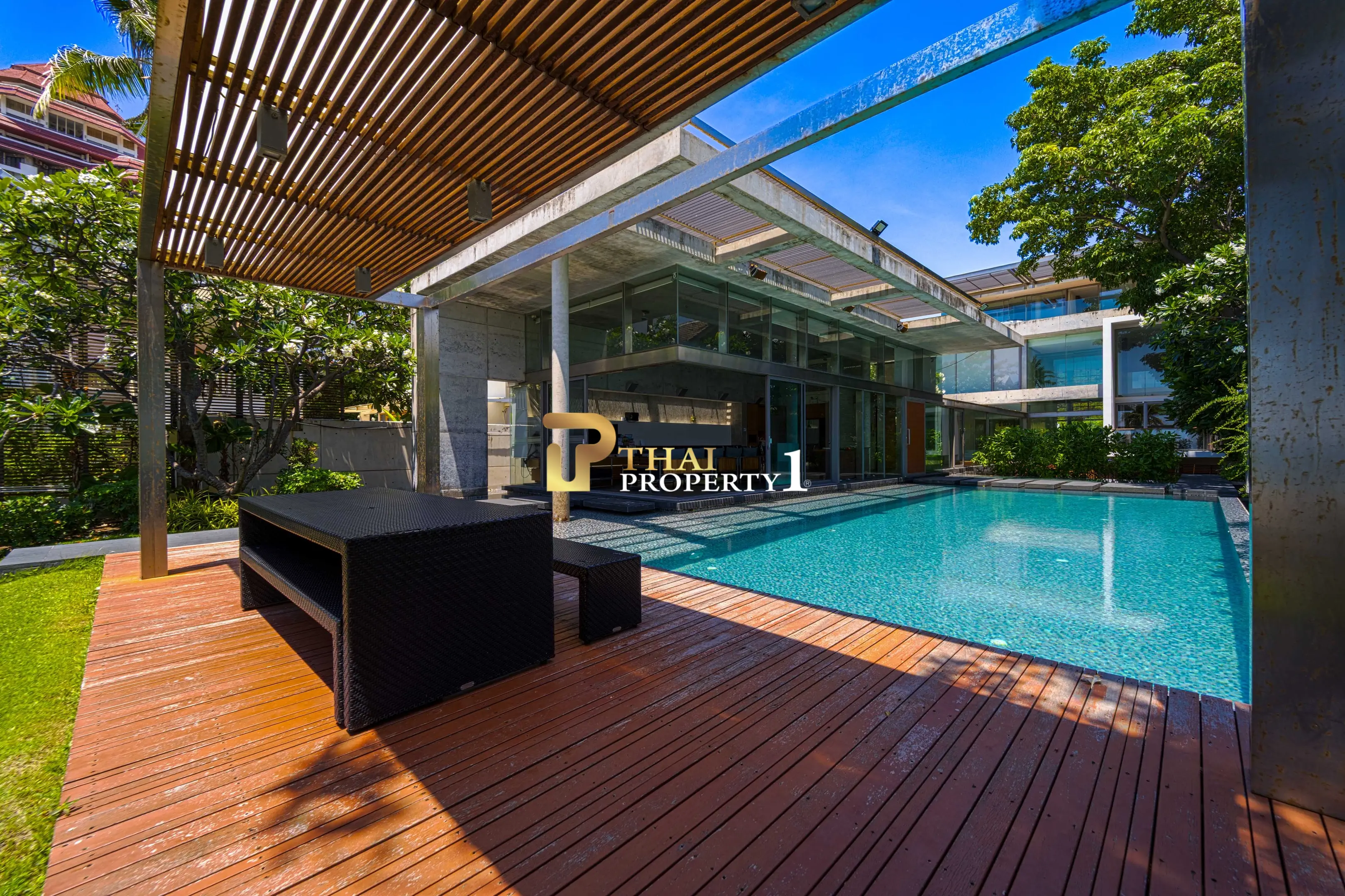 Hua Hin Beach - 5-Bedroom Beach Front Resort Style Villa In Town