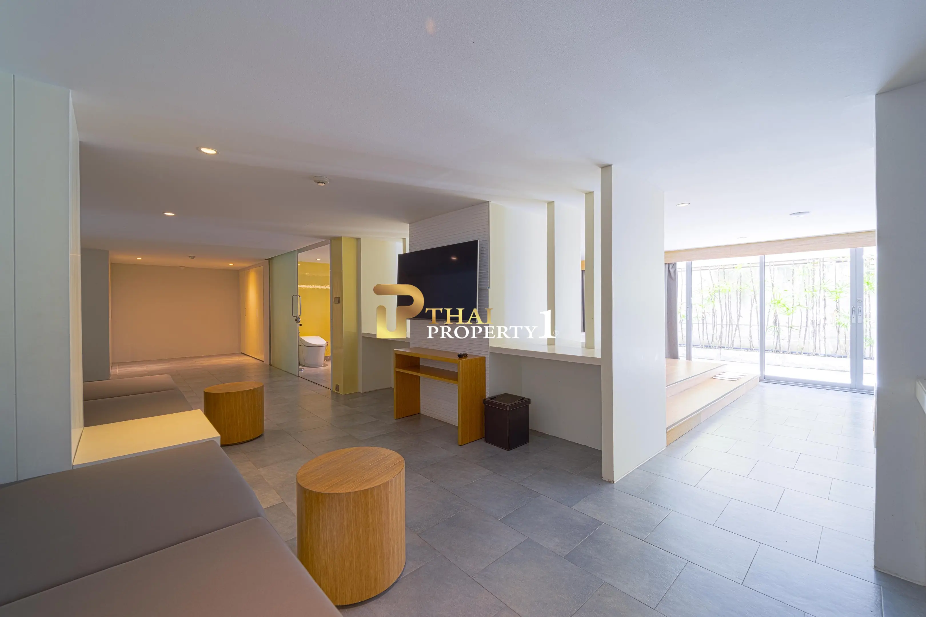 Hua Hin Beach - 5-Bedroom Beach Front Resort Style Villa In Town