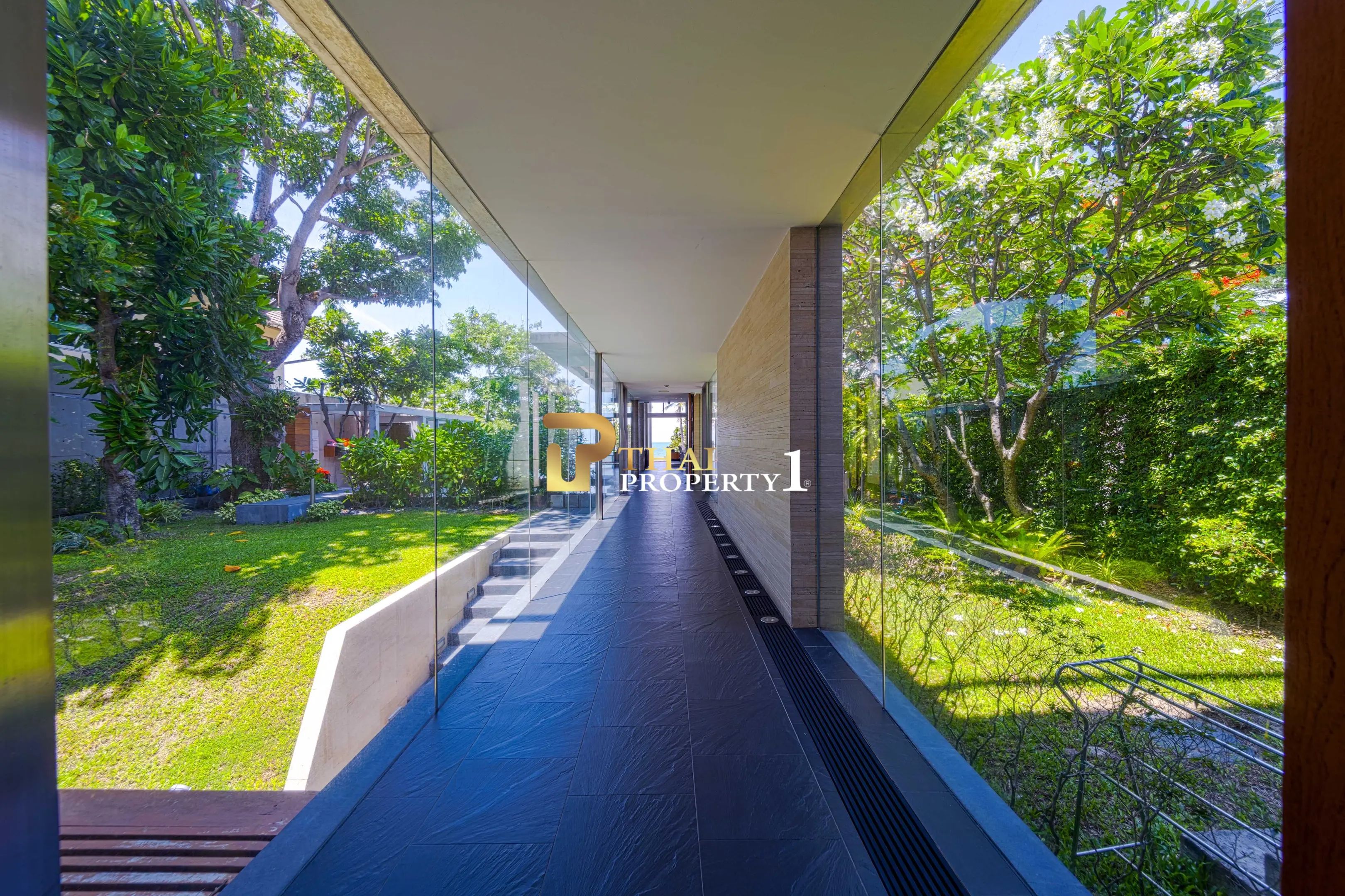 Hua Hin Beach - 5-Bedroom Beach Front Resort Style Villa In Town