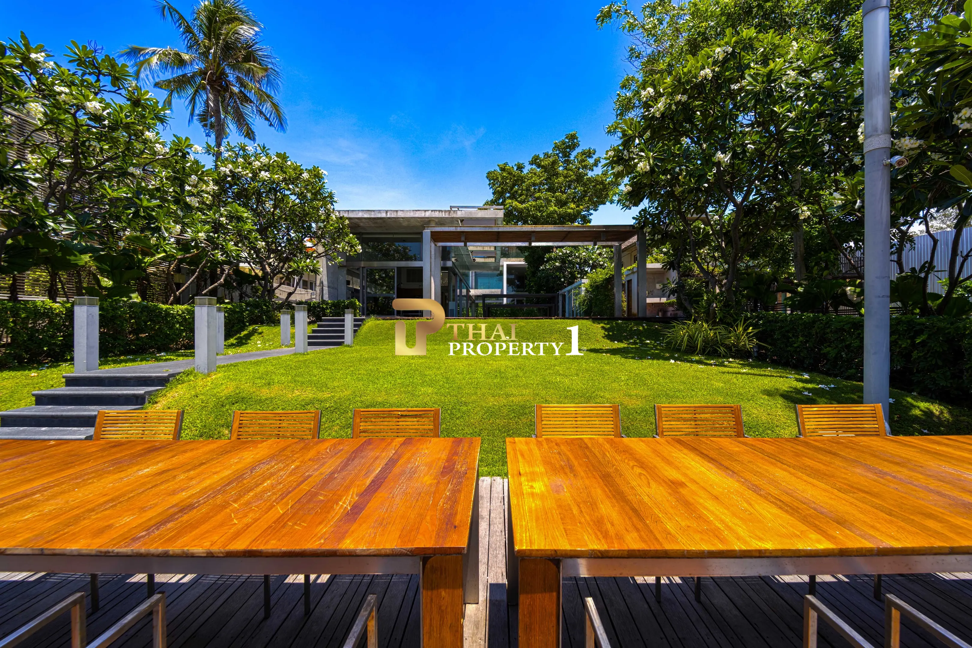 Hua Hin Beach - 5-Bedroom Beach Front Resort Style Villa In Town