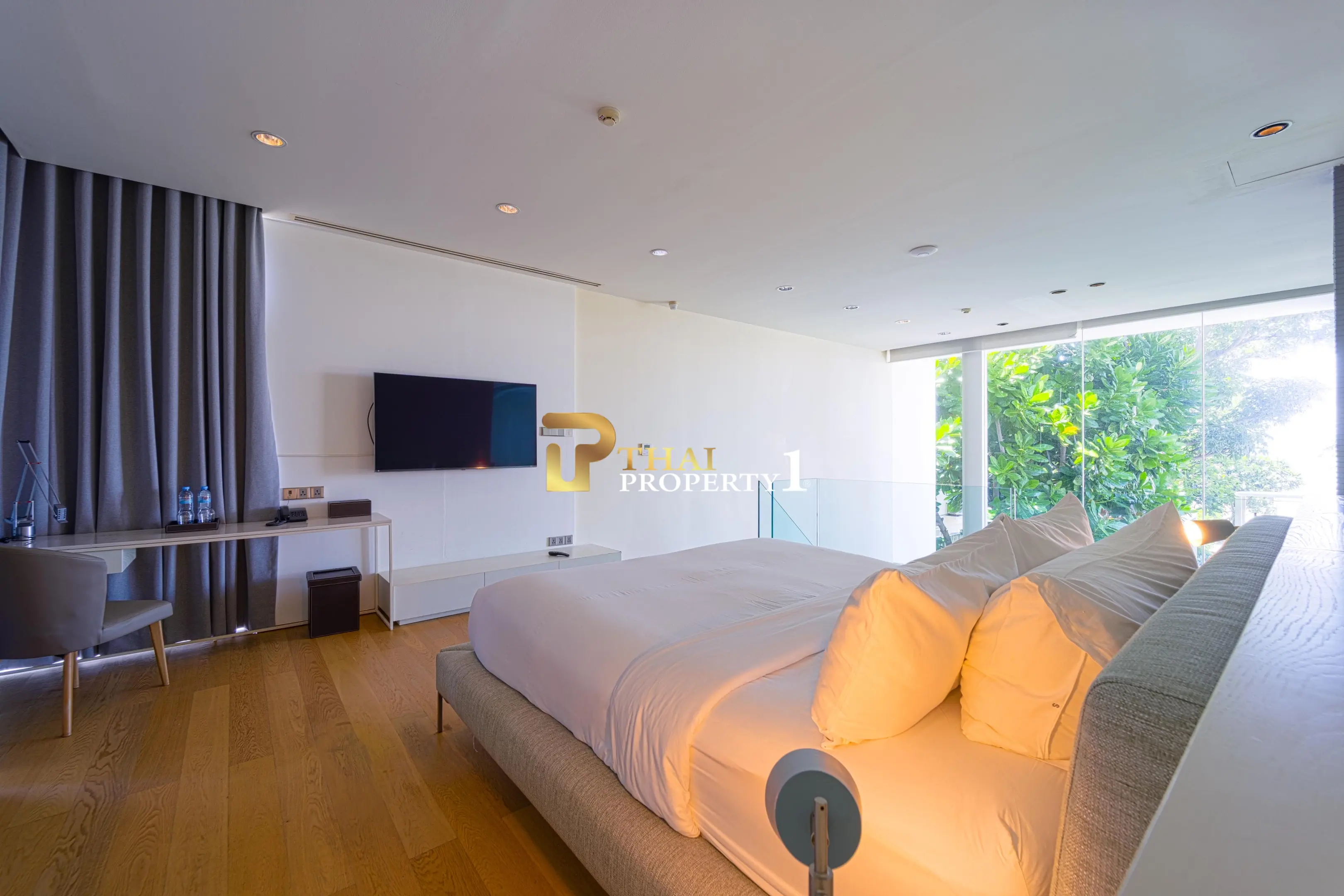 Hua Hin Beach - 5-Bedroom Beach Front Resort Style Villa In Town