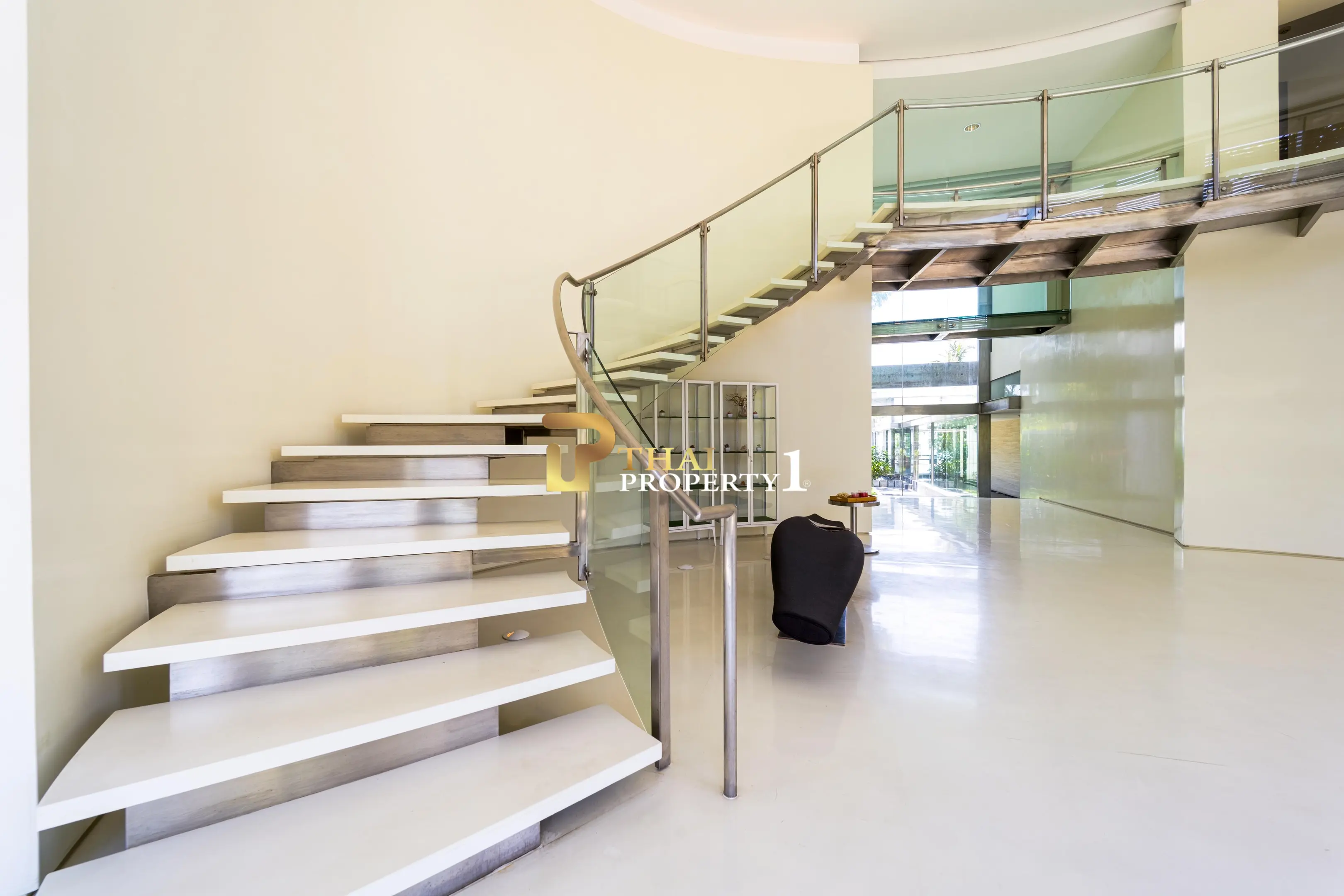 Hua Hin Beach - 5-Bedroom Beach Front Resort Style Villa In Town