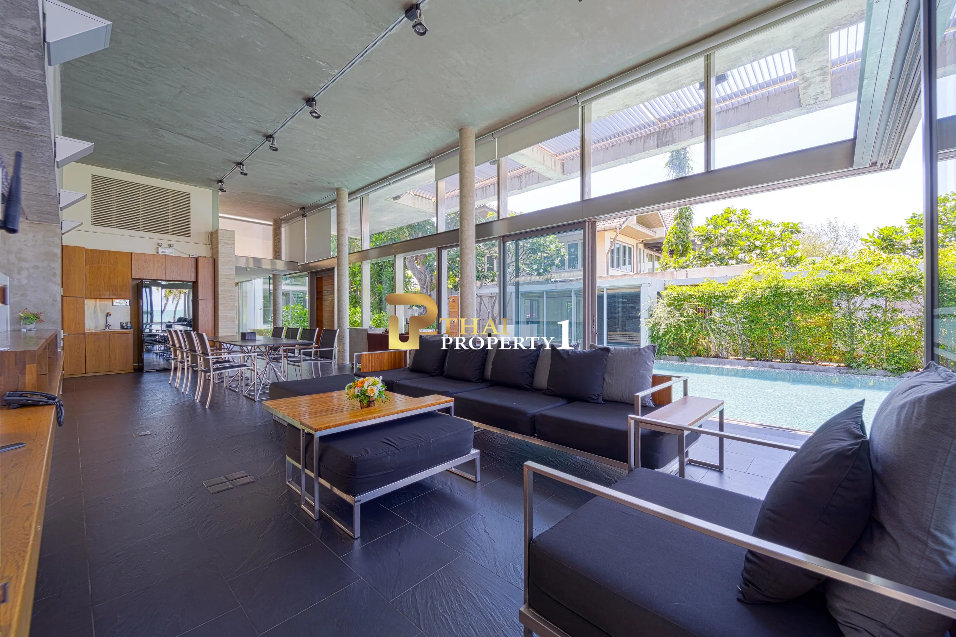 Hua Hin Beach - 5-Bedroom Beach Front Resort Style Villa In Town
