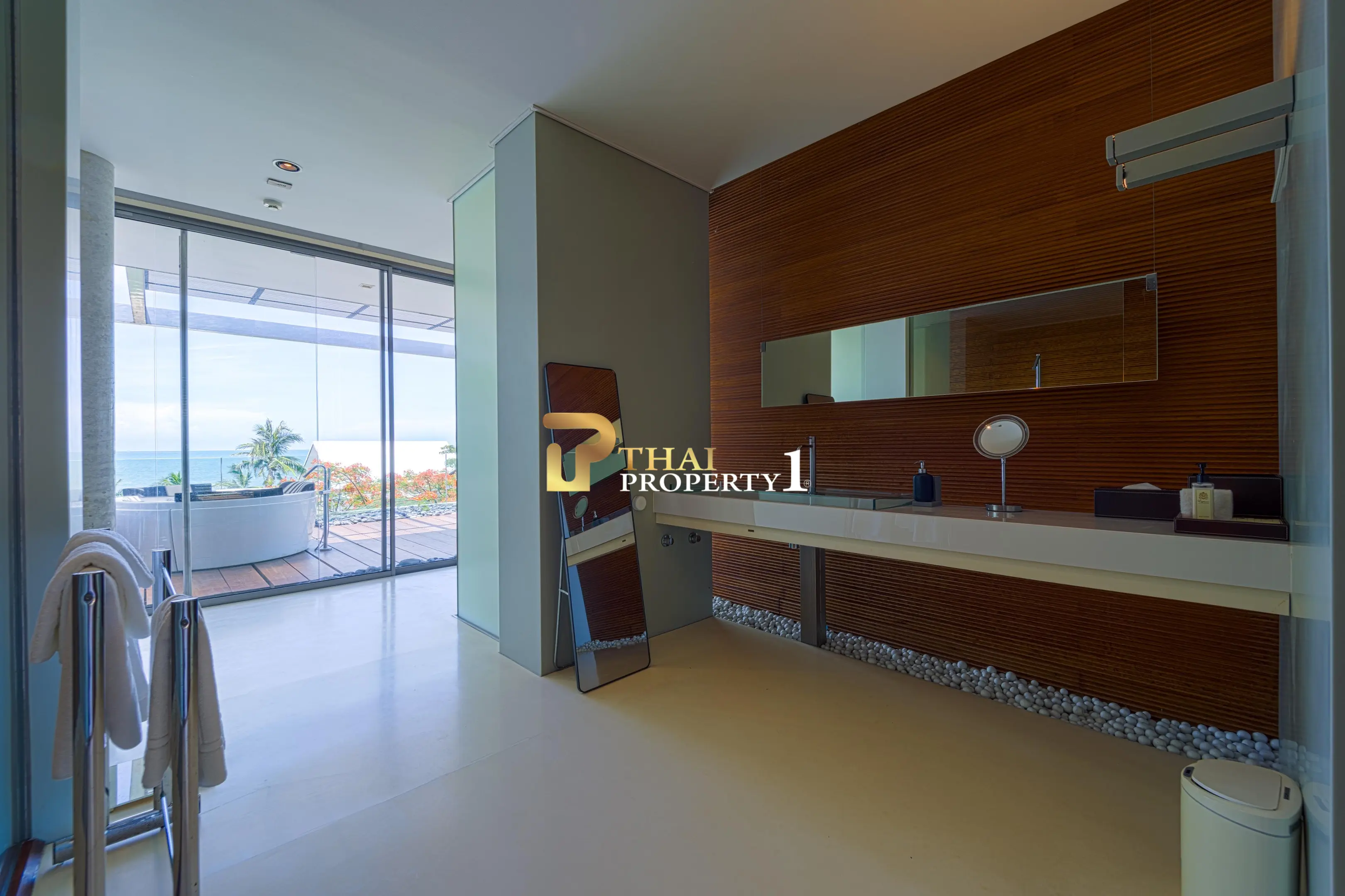 Hua Hin Beach - 5-Bedroom Beach Front Resort Style Villa In Town