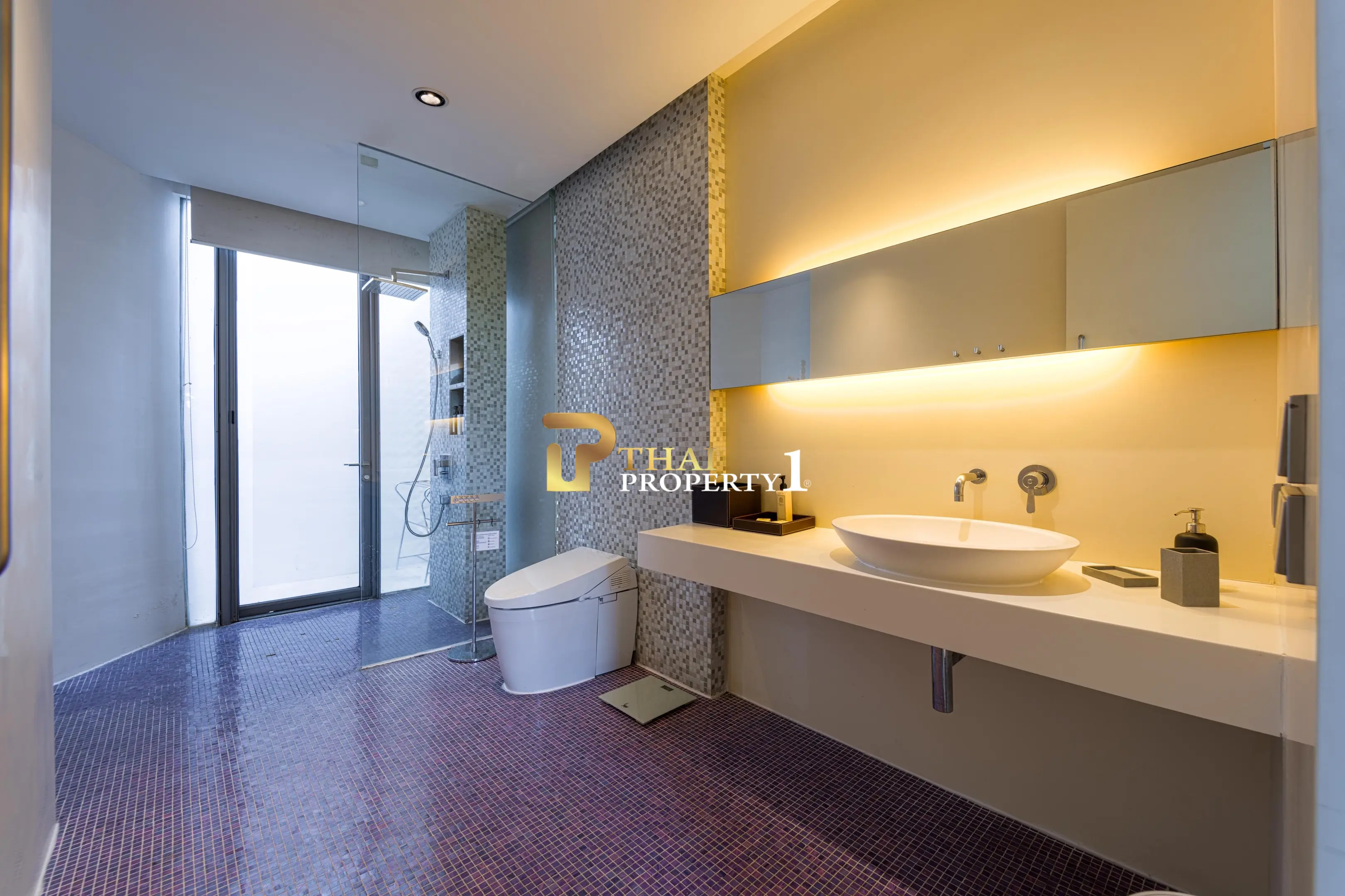 Hua Hin Beach - 5-Bedroom Beach Front Resort Style Villa In Town
