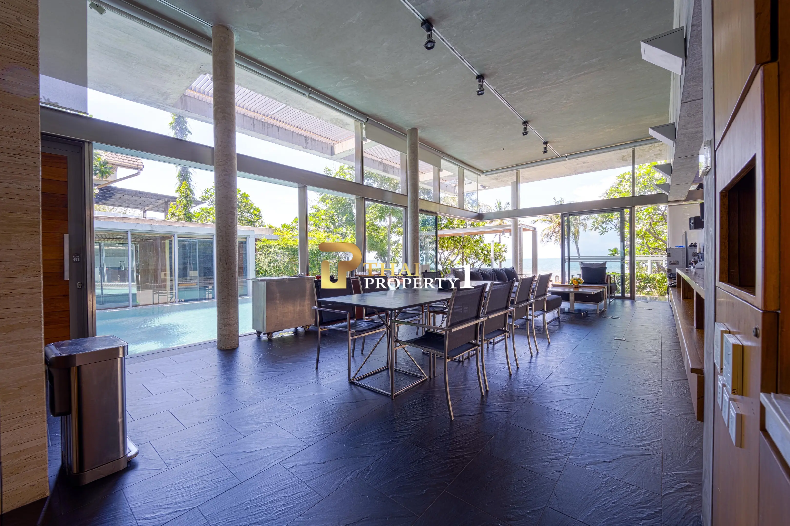Hua Hin Beach - 5-Bedroom Beach Front Resort Style Villa In Town