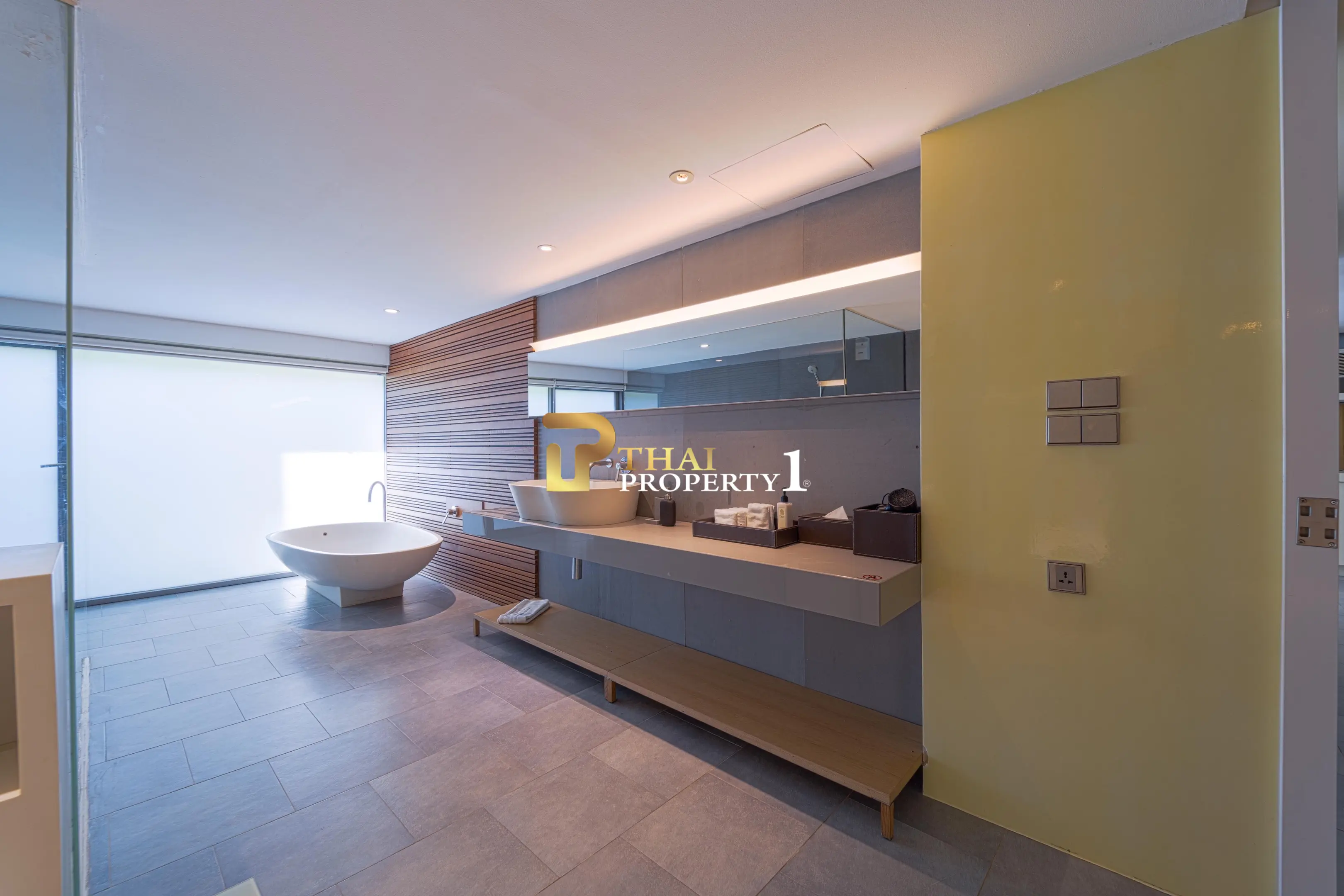 Hua Hin Beach - 5-Bedroom Beach Front Resort Style Villa In Town