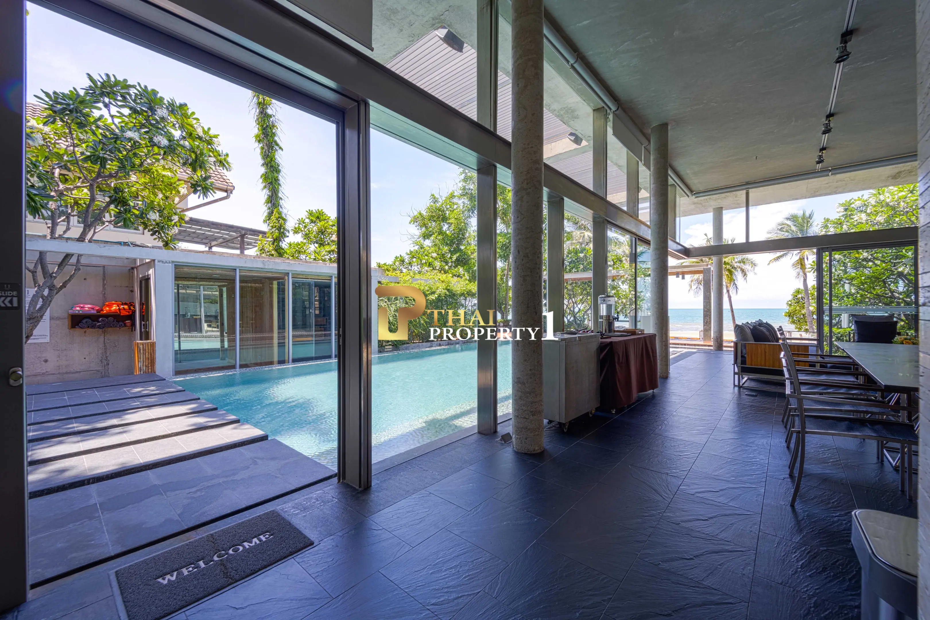 Hua Hin Beach - 5-Bedroom Beach Front Resort Style Villa In Town