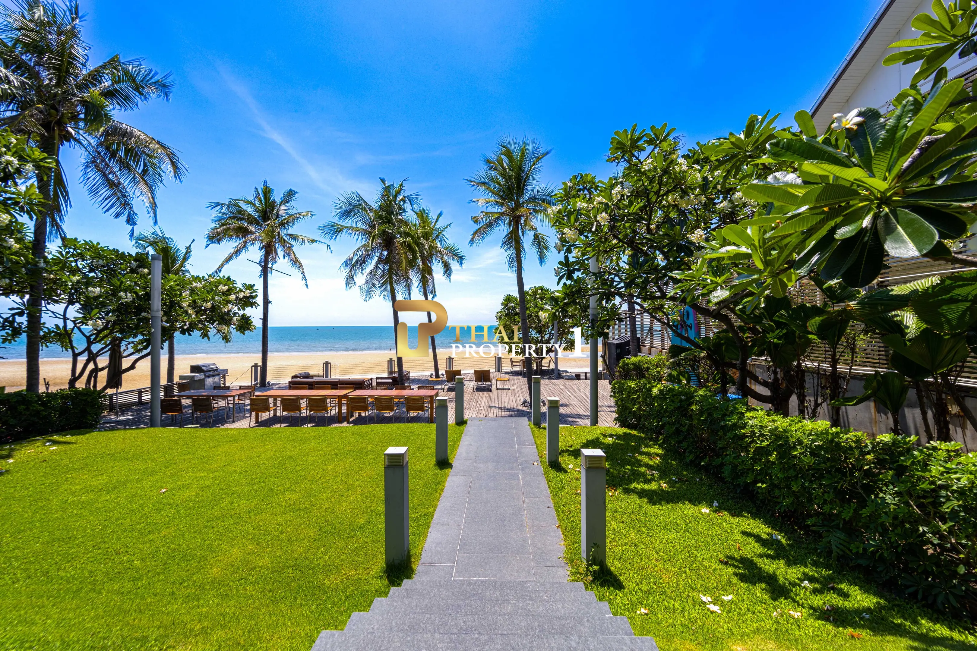 Hua Hin Beach - 5-Bedroom Beach Front Resort Style Villa In Town