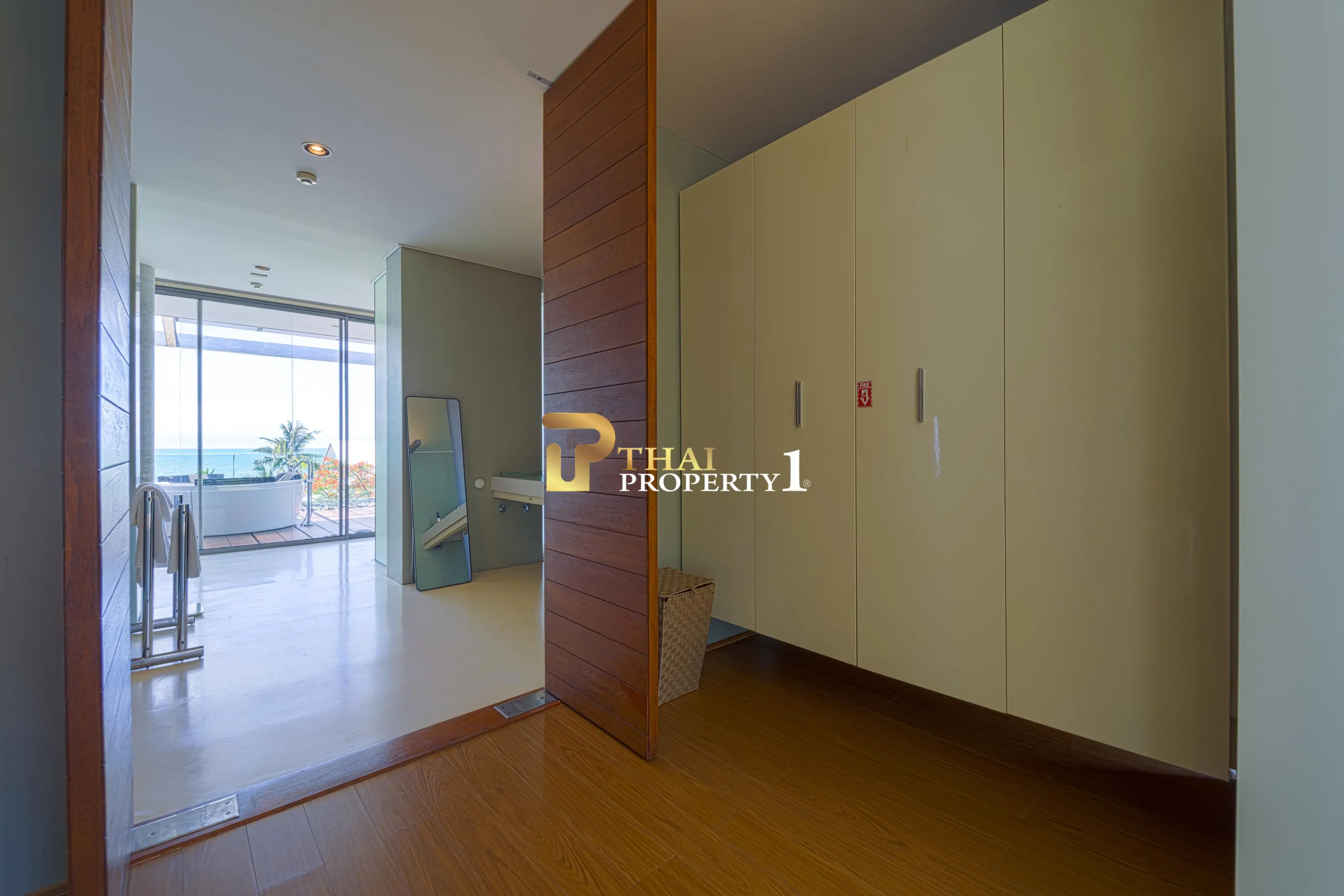 Hua Hin Beach - 5-Bedroom Beach Front Resort Style Villa In Town