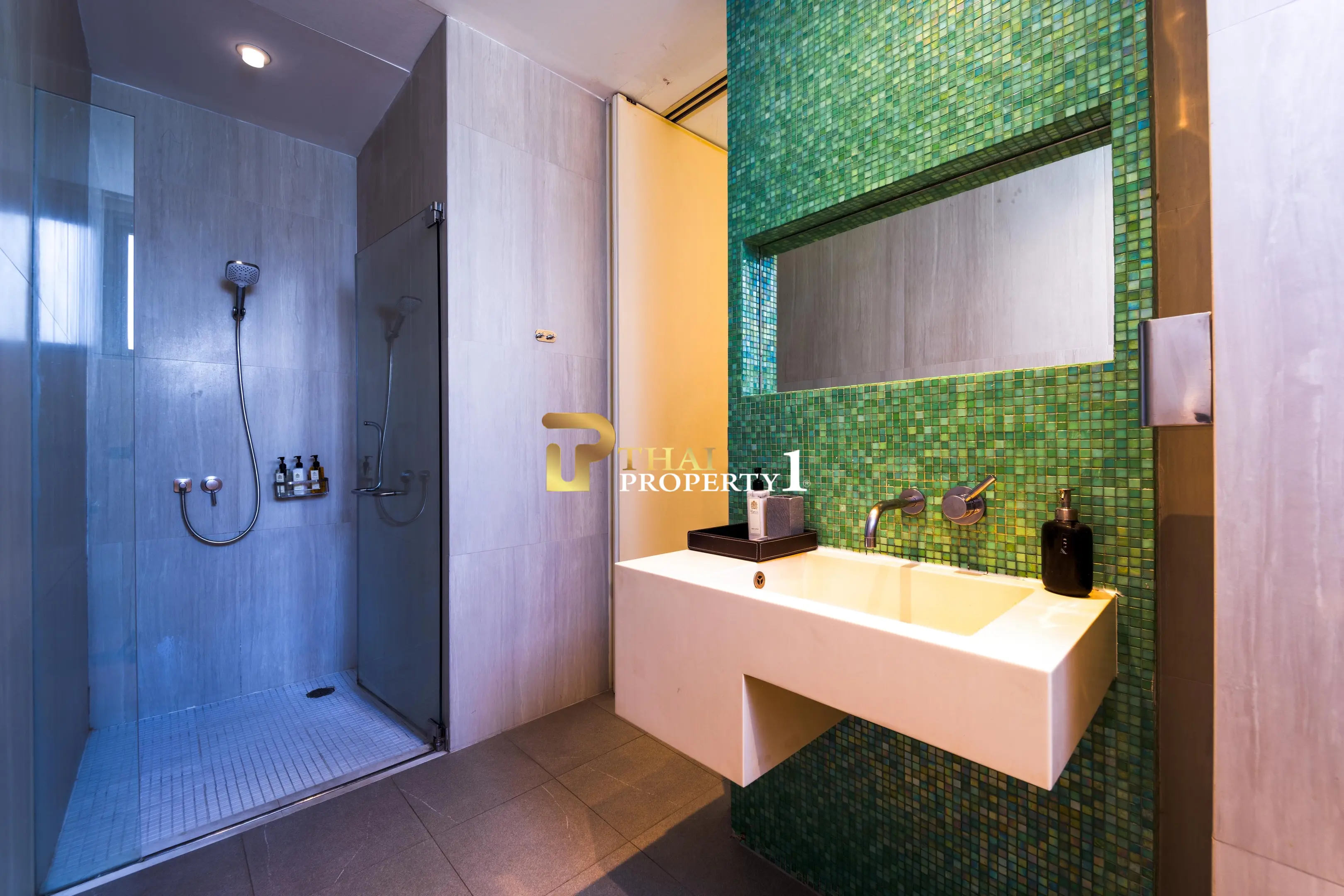 Hua Hin Beach - 5-Bedroom Beach Front Resort Style Villa In Town