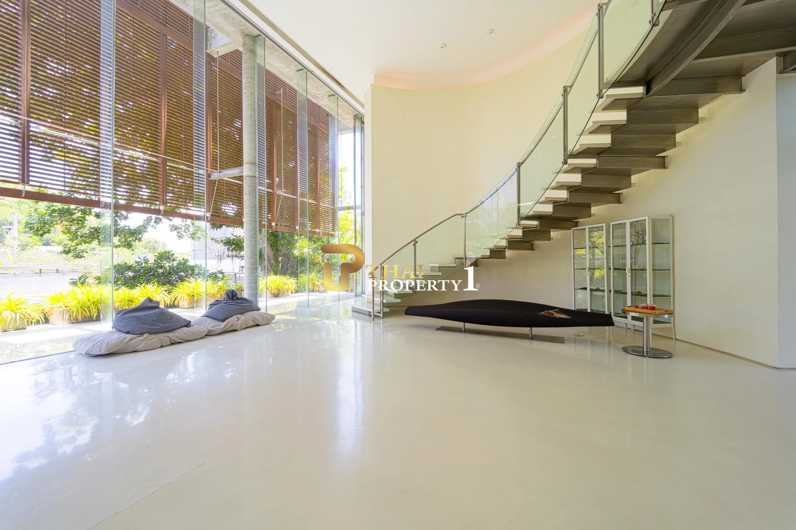 Hua Hin Beach - 5-Bedroom Beach Front Resort Style Villa In Town