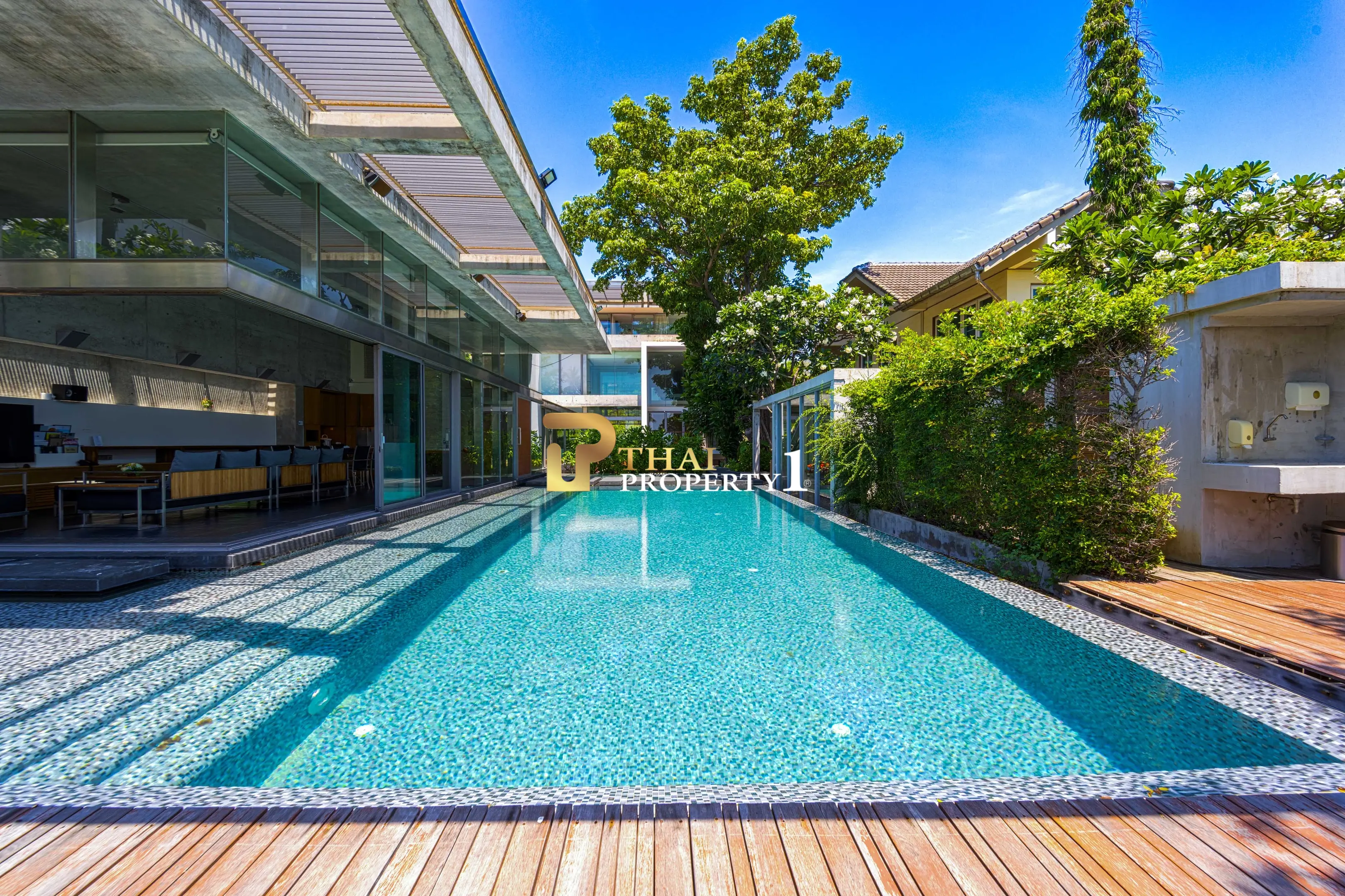 Hua Hin Beach - 5-Bedroom Beach Front Resort Style Villa In Town