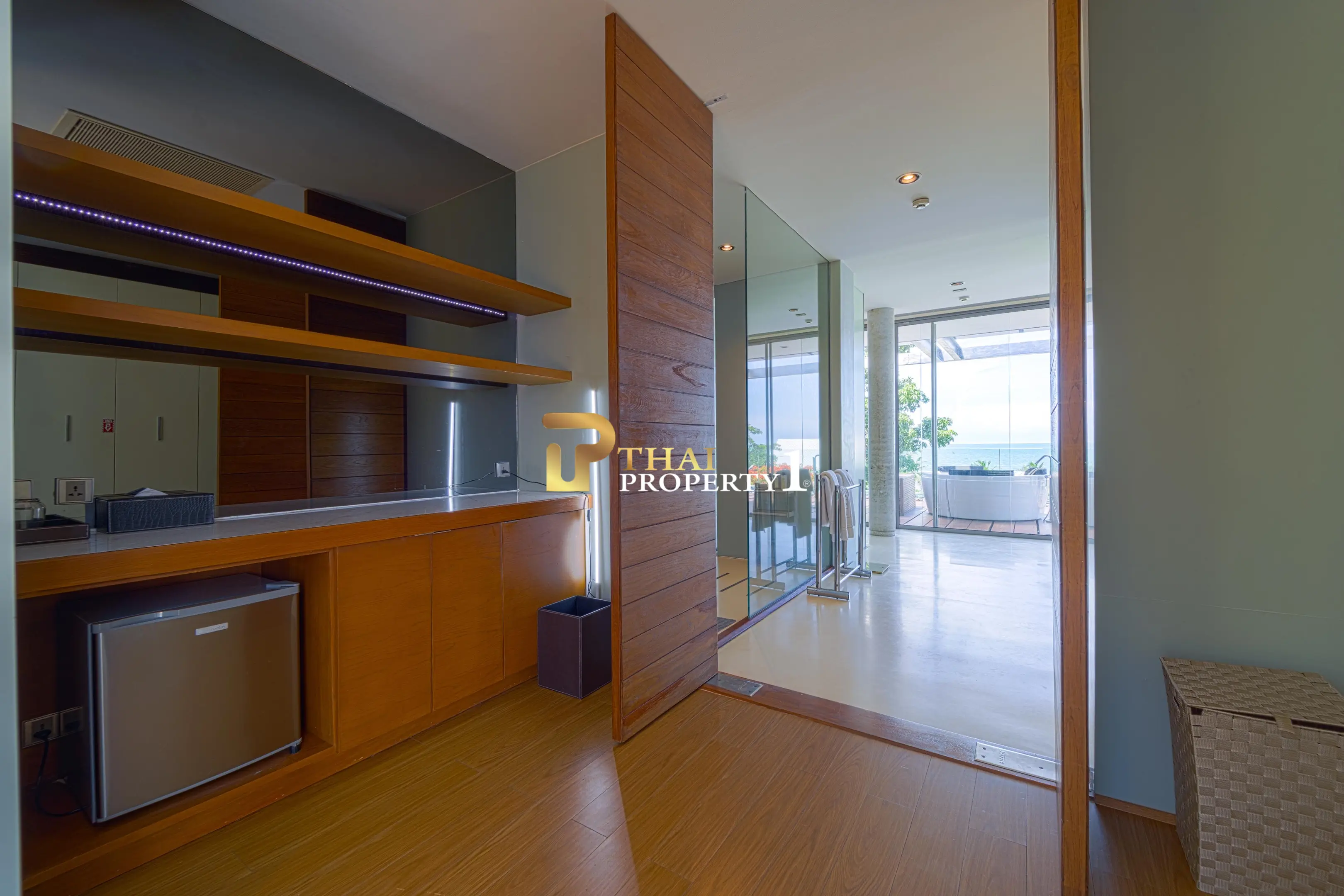 Hua Hin Beach - 5-Bedroom Beach Front Resort Style Villa In Town