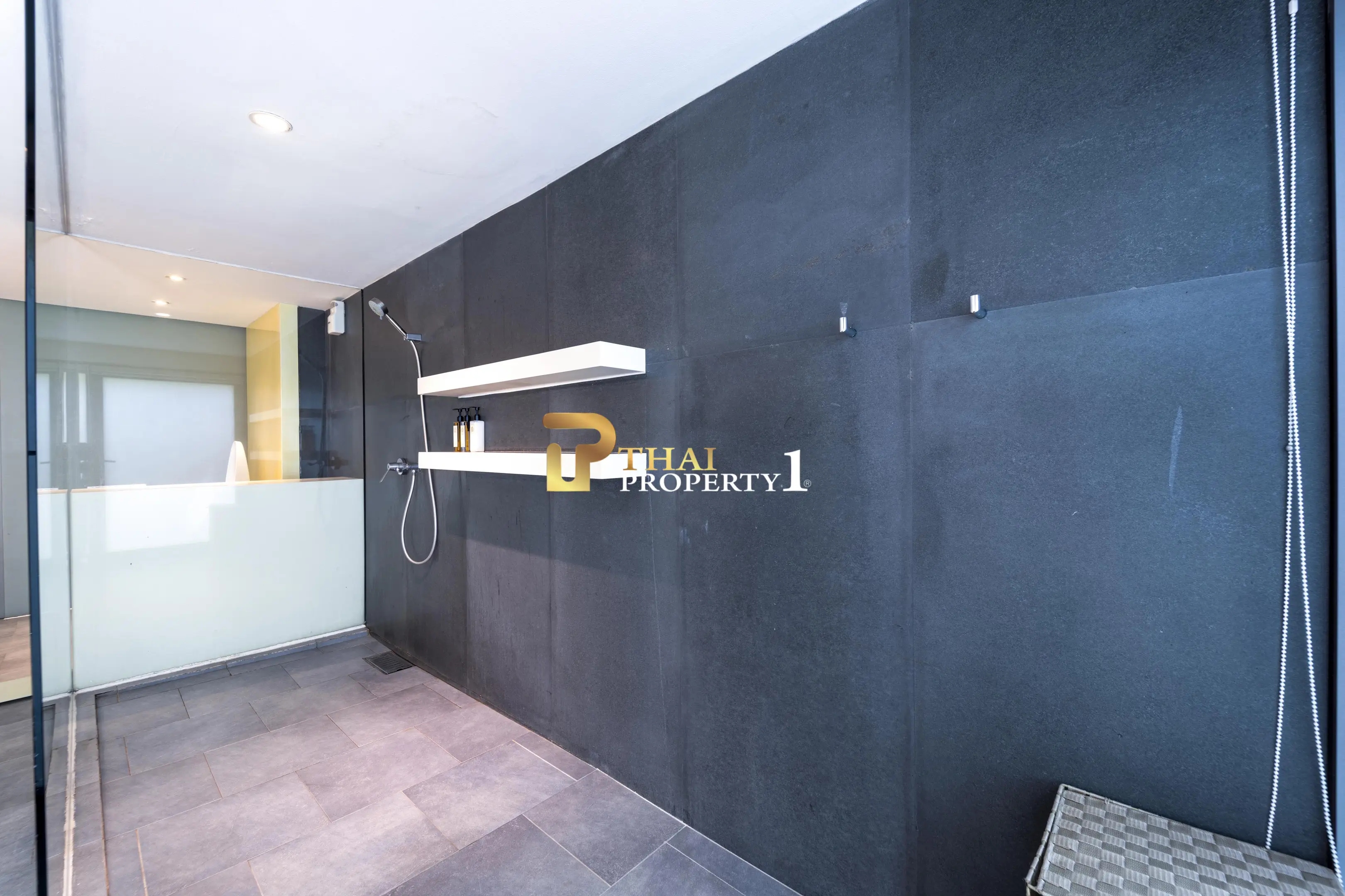 Hua Hin Beach - 5-Bedroom Beach Front Resort Style Villa In Town