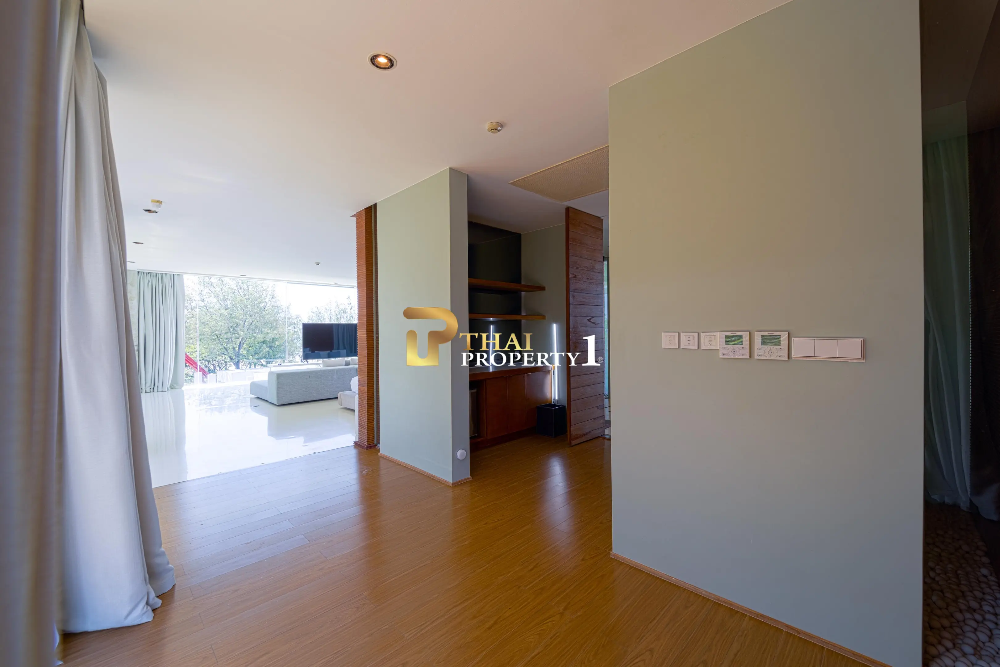 Hua Hin Beach - 5-Bedroom Beach Front Resort Style Villa In Town