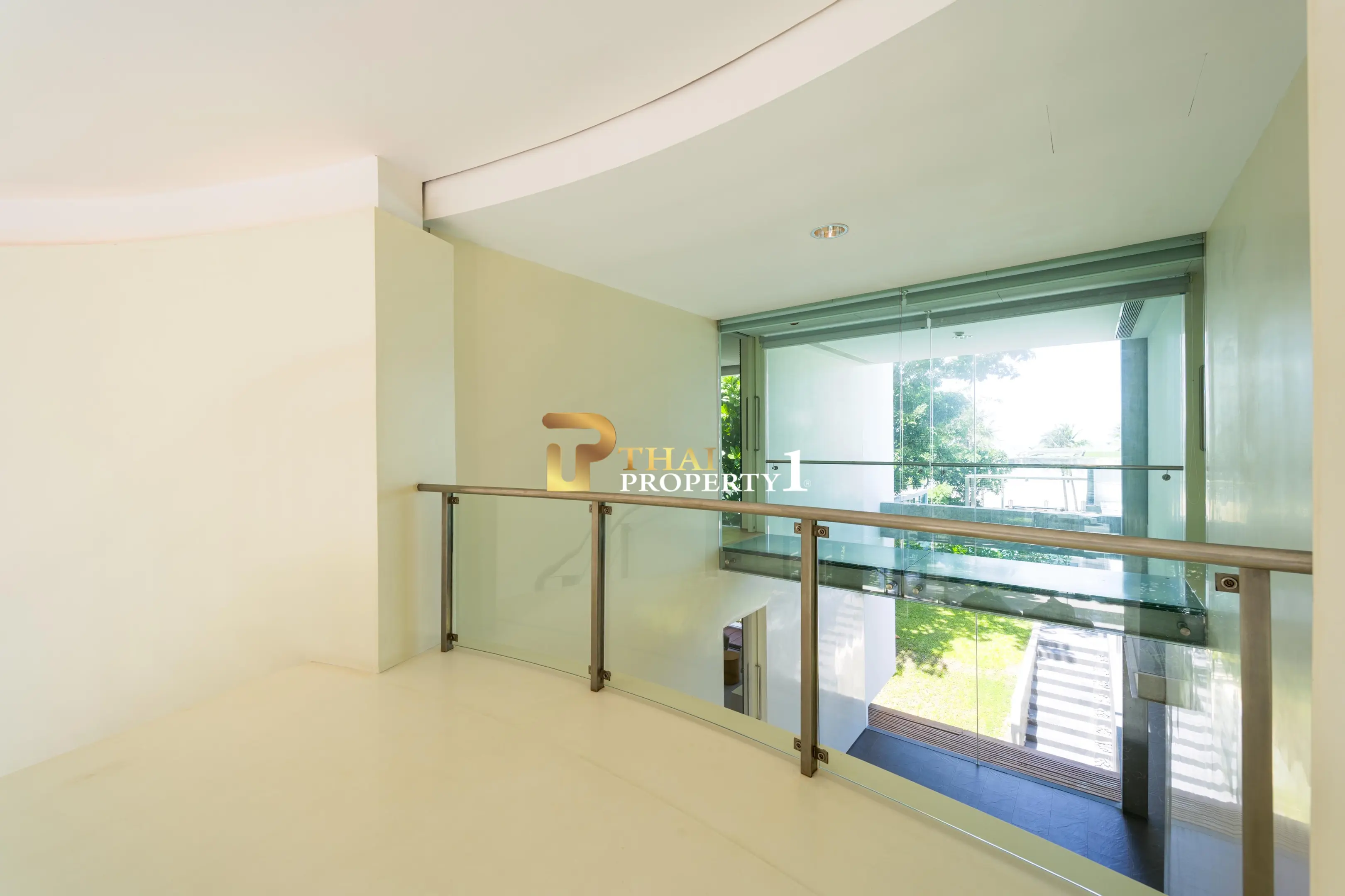 Hua Hin Beach - 5-Bedroom Beach Front Resort Style Villa In Town