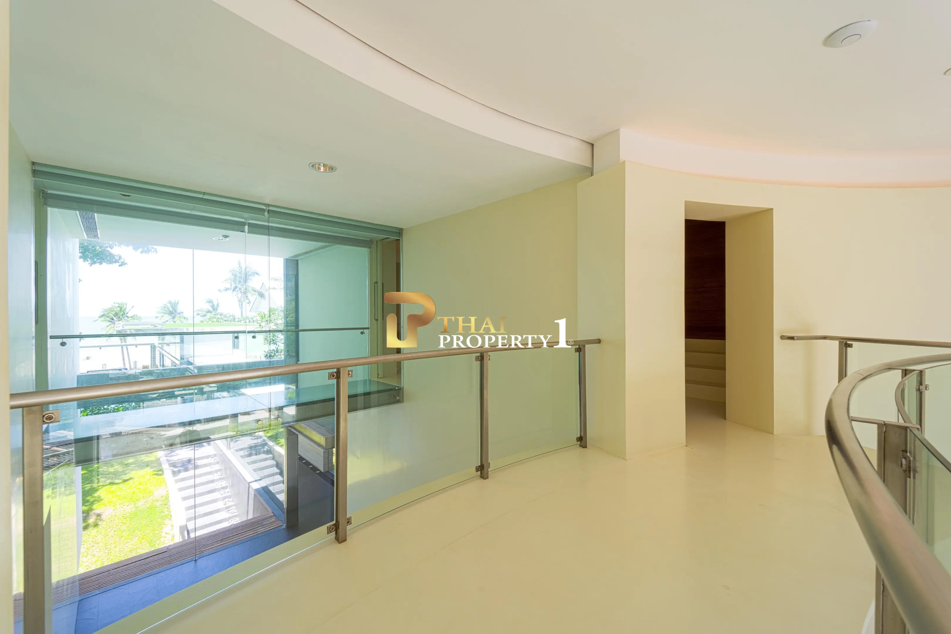 Hua Hin Beach - 5-Bedroom Beach Front Resort Style Villa In Town