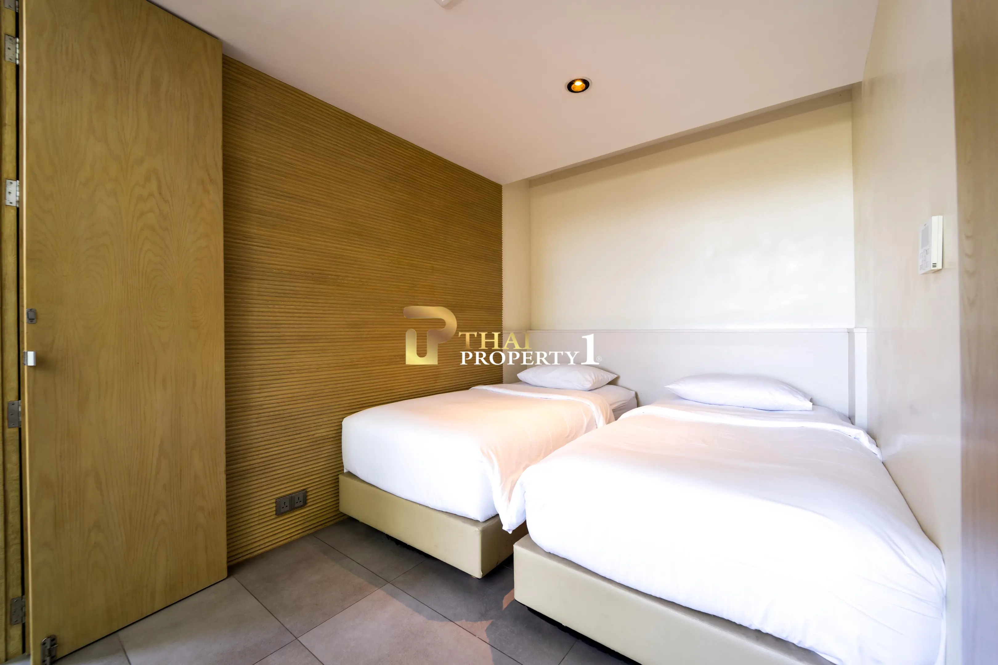 Hua Hin Beach - 5-Bedroom Beach Front Resort Style Villa In Town