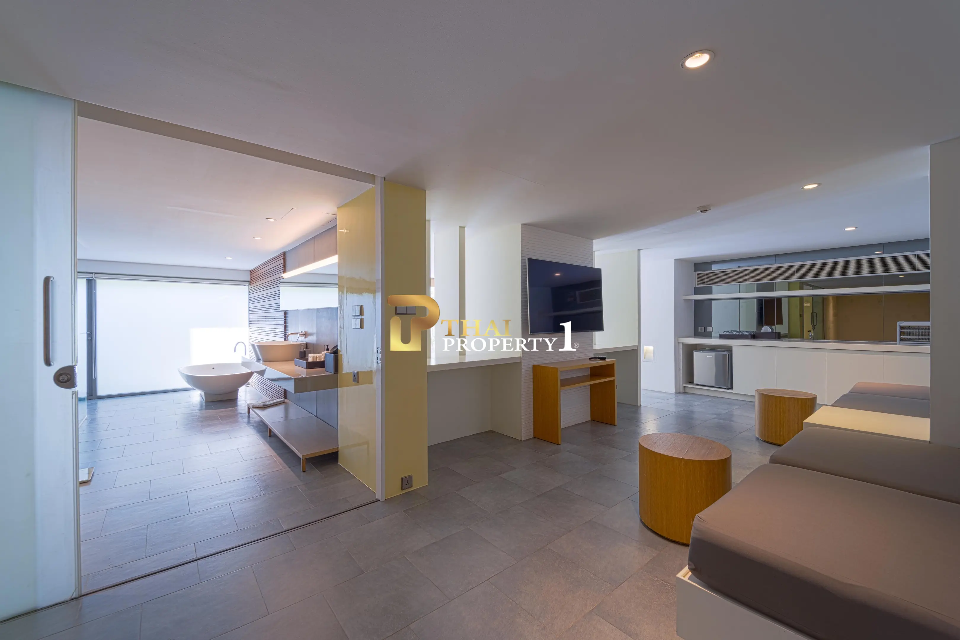 Hua Hin Beach - 5-Bedroom Beach Front Resort Style Villa In Town