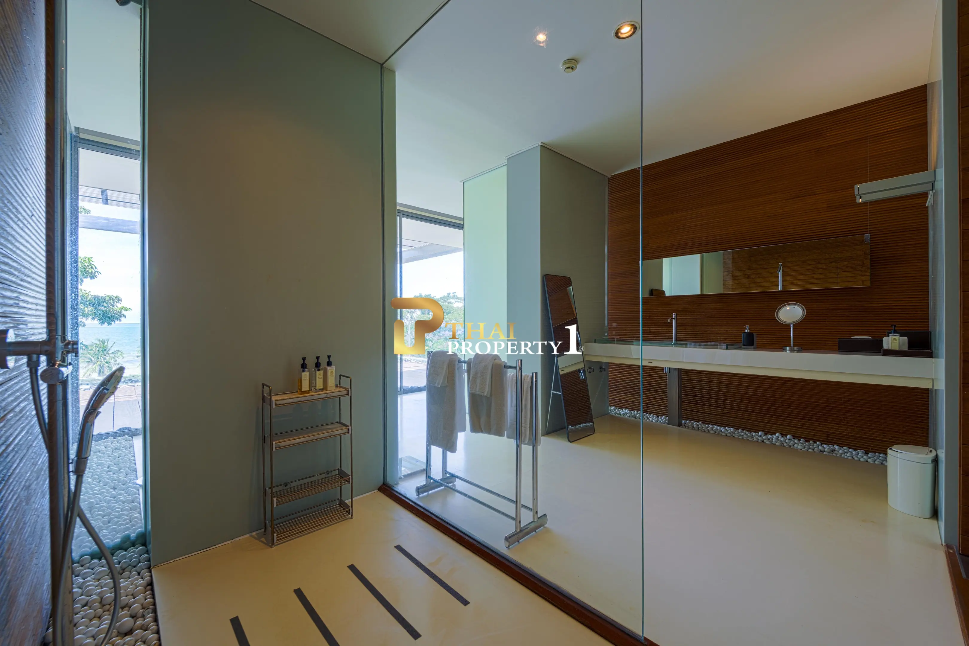Hua Hin Beach - 5-Bedroom Beach Front Resort Style Villa In Town