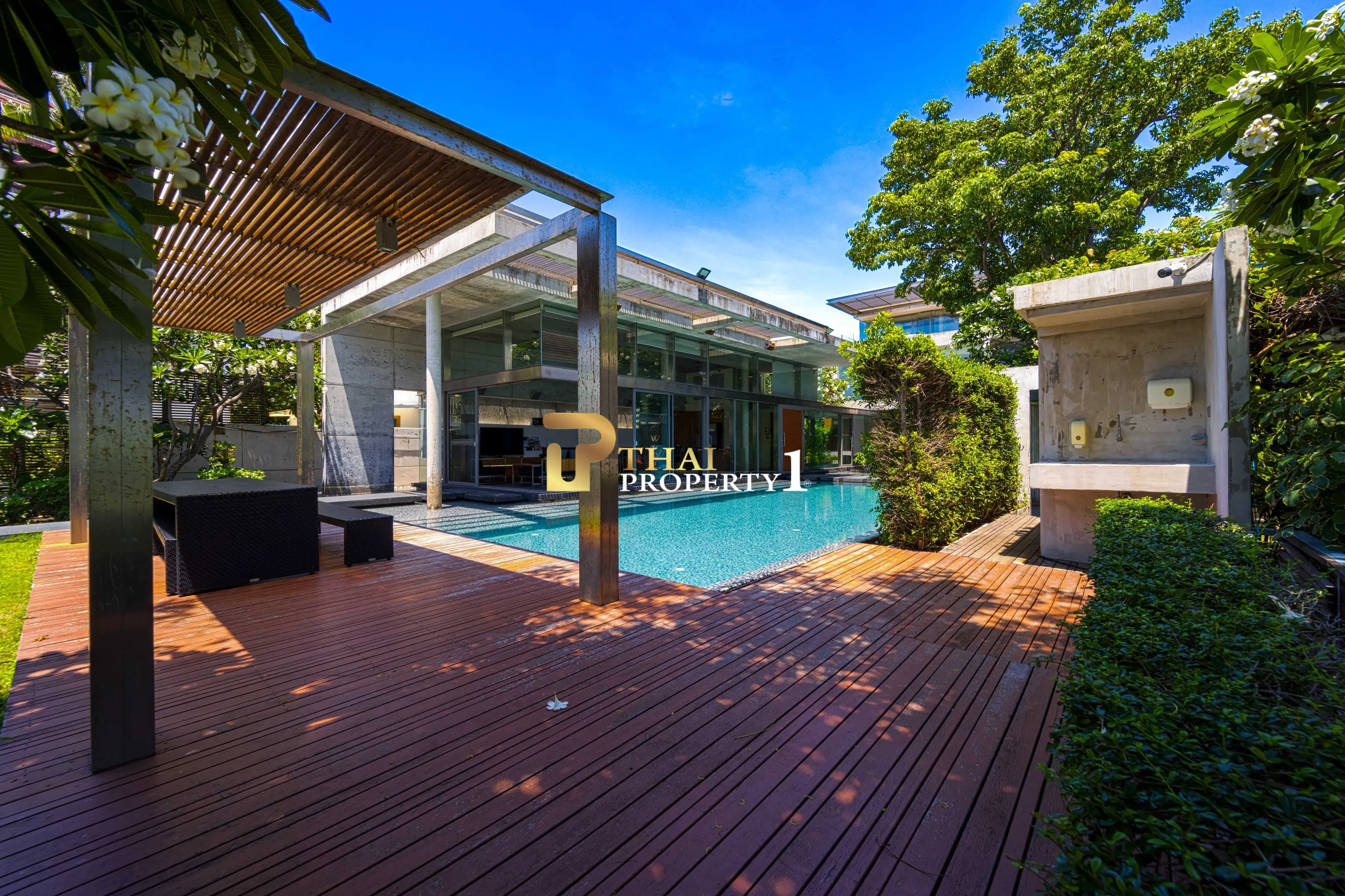 Hua Hin Beach - 5-Bedroom Beach Front Resort Style Villa In Town
