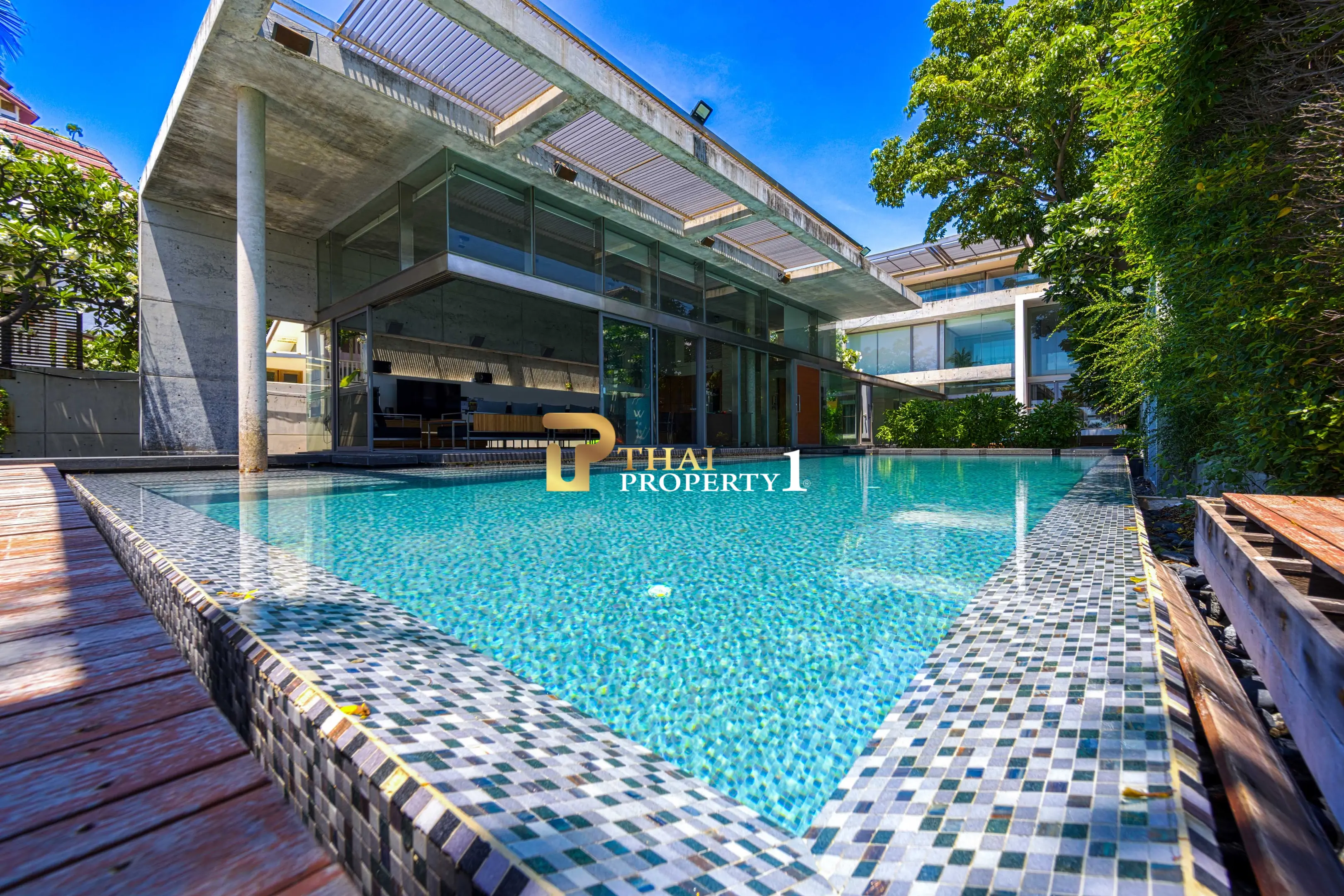 Hua Hin Beach - 5-Bedroom Beach Front Resort Style Villa In Town