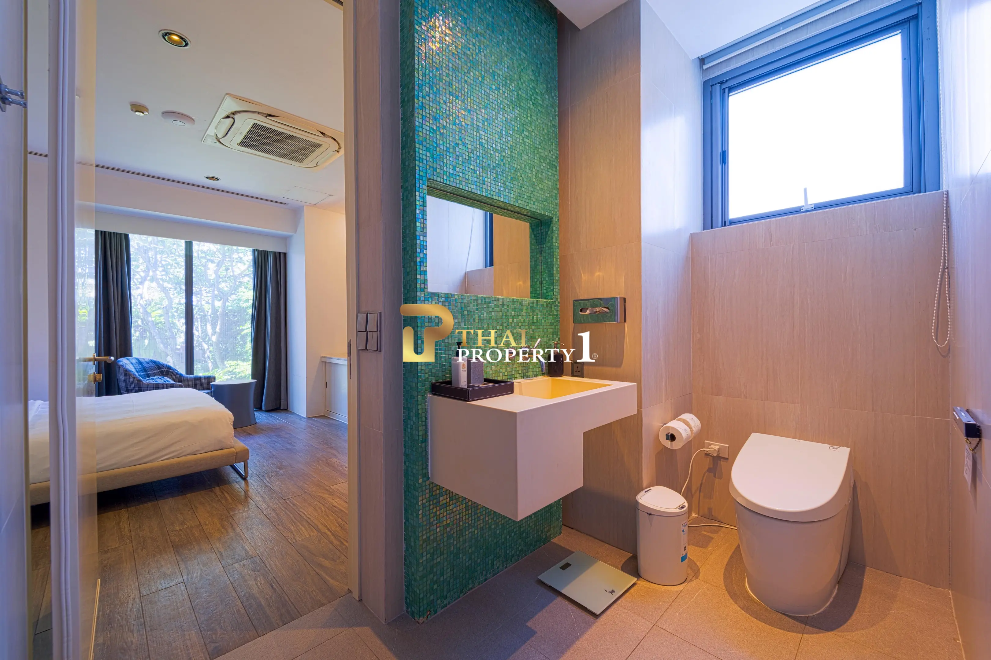Hua Hin Beach - 5-Bedroom Beach Front Resort Style Villa In Town