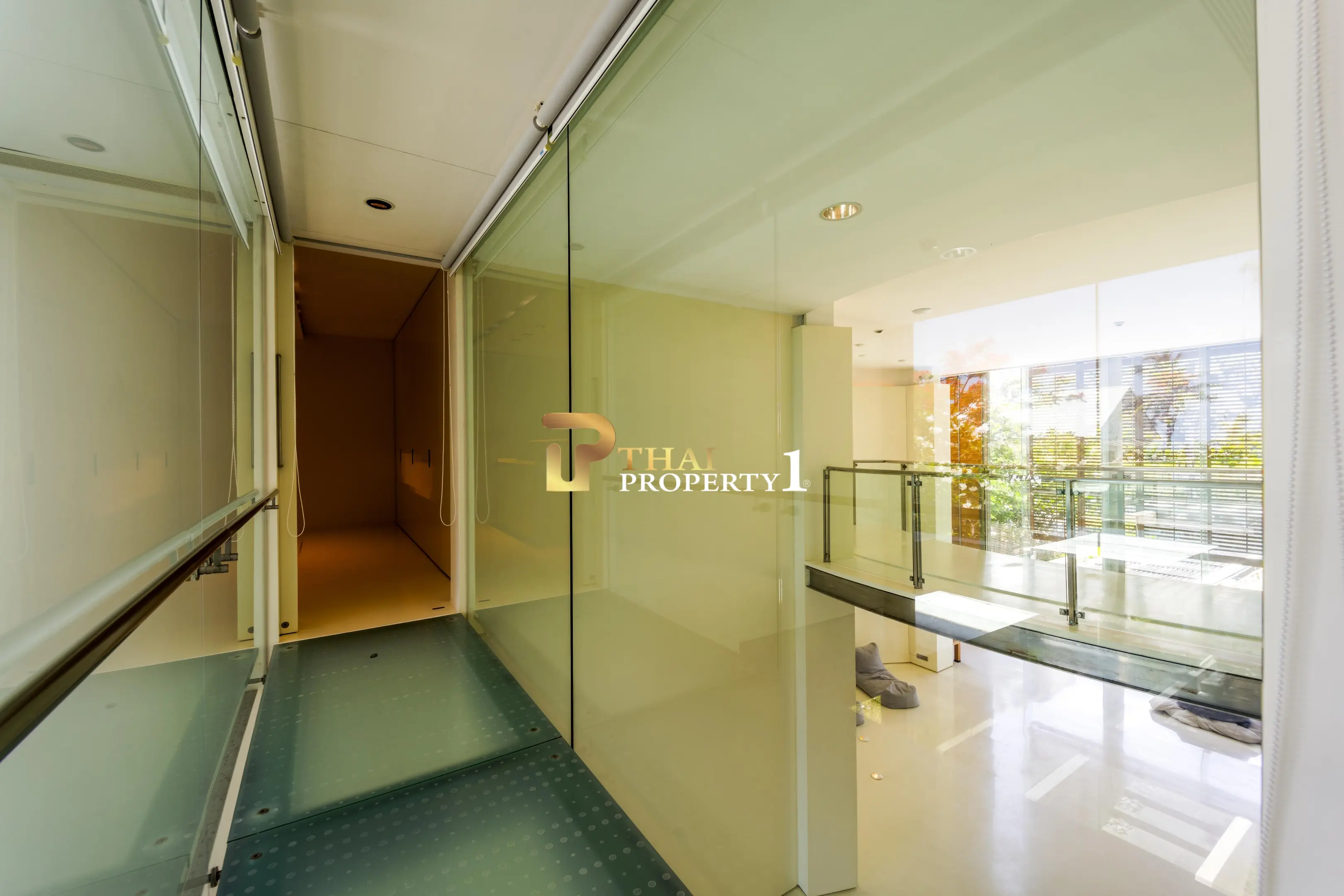 Hua Hin Beach - 5-Bedroom Beach Front Resort Style Villa In Town