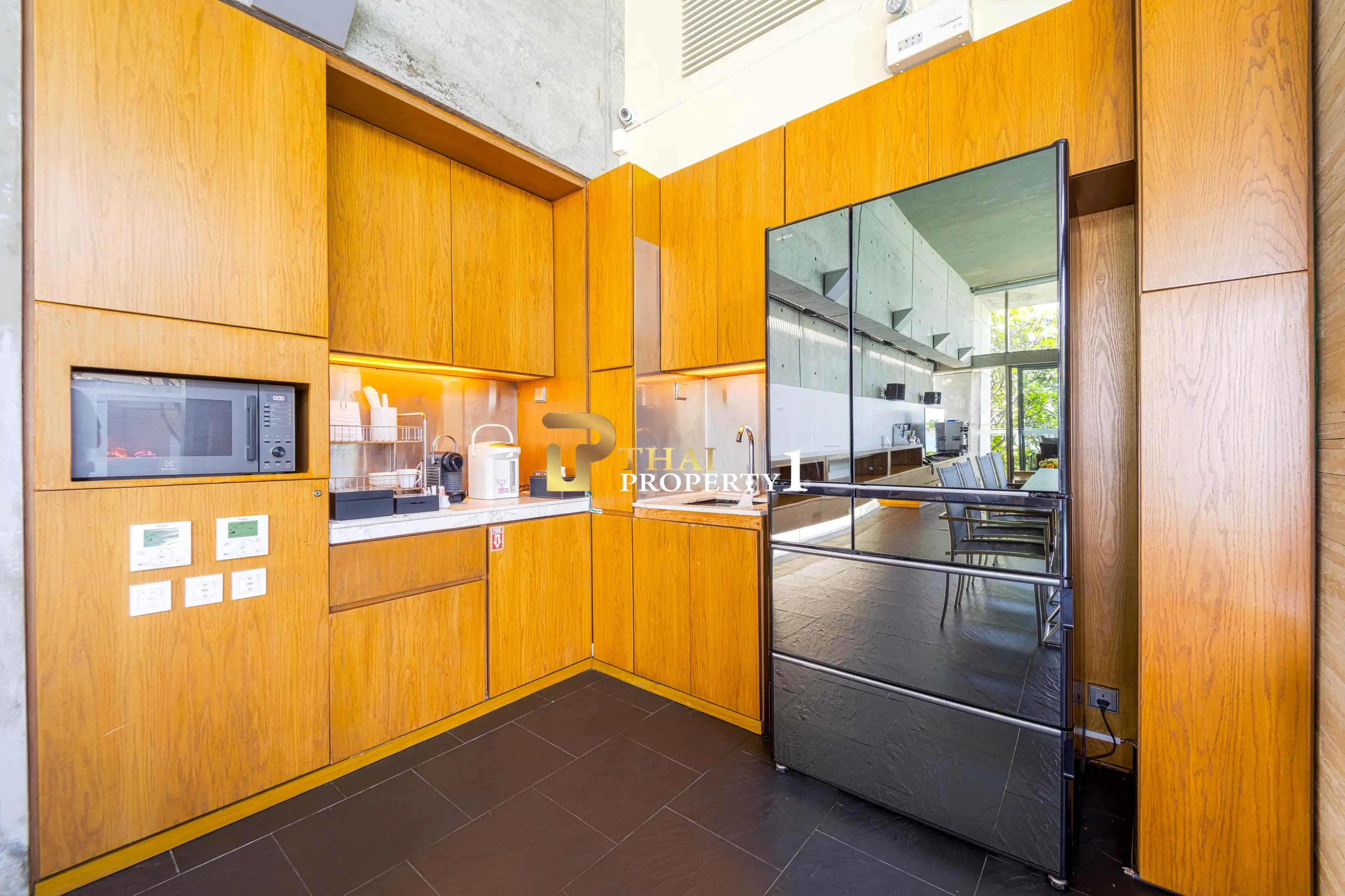 Hua Hin Beach - 5-Bedroom Beach Front Resort Style Villa In Town