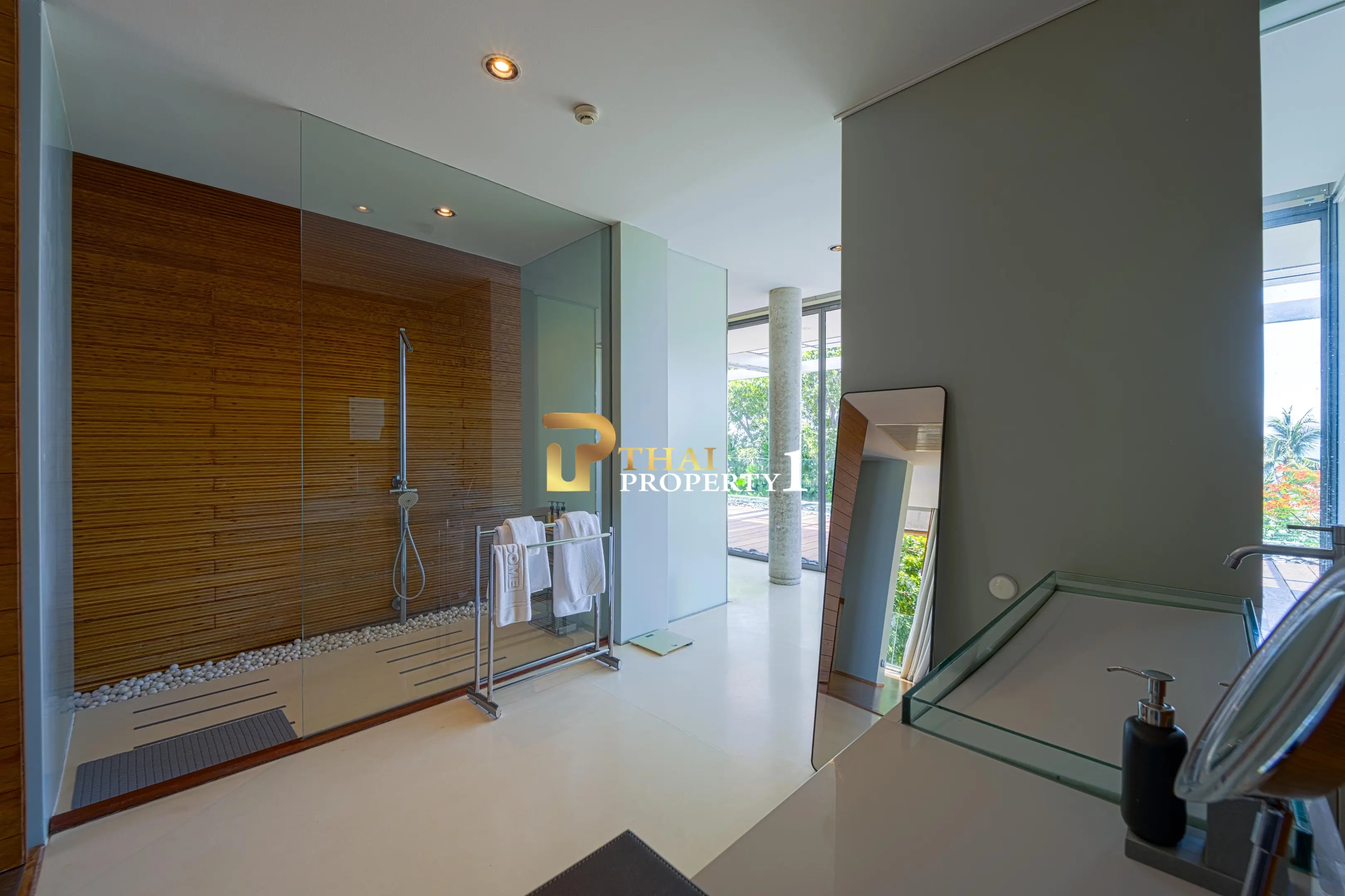 Hua Hin Beach - 5-Bedroom Beach Front Resort Style Villa In Town