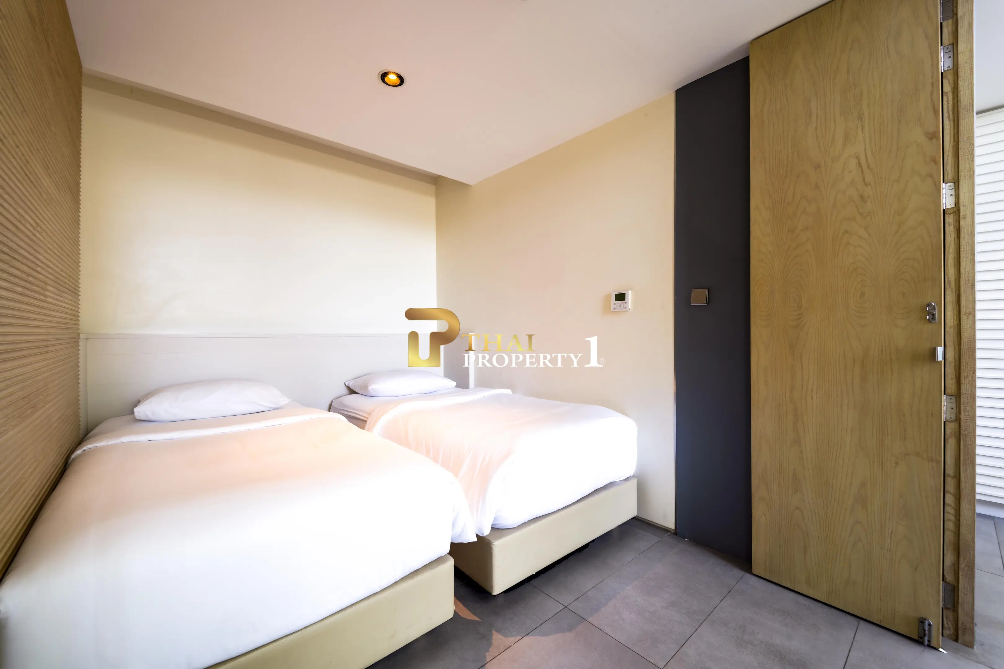 Hua Hin Beach - 5-Bedroom Beach Front Resort Style Villa In Town