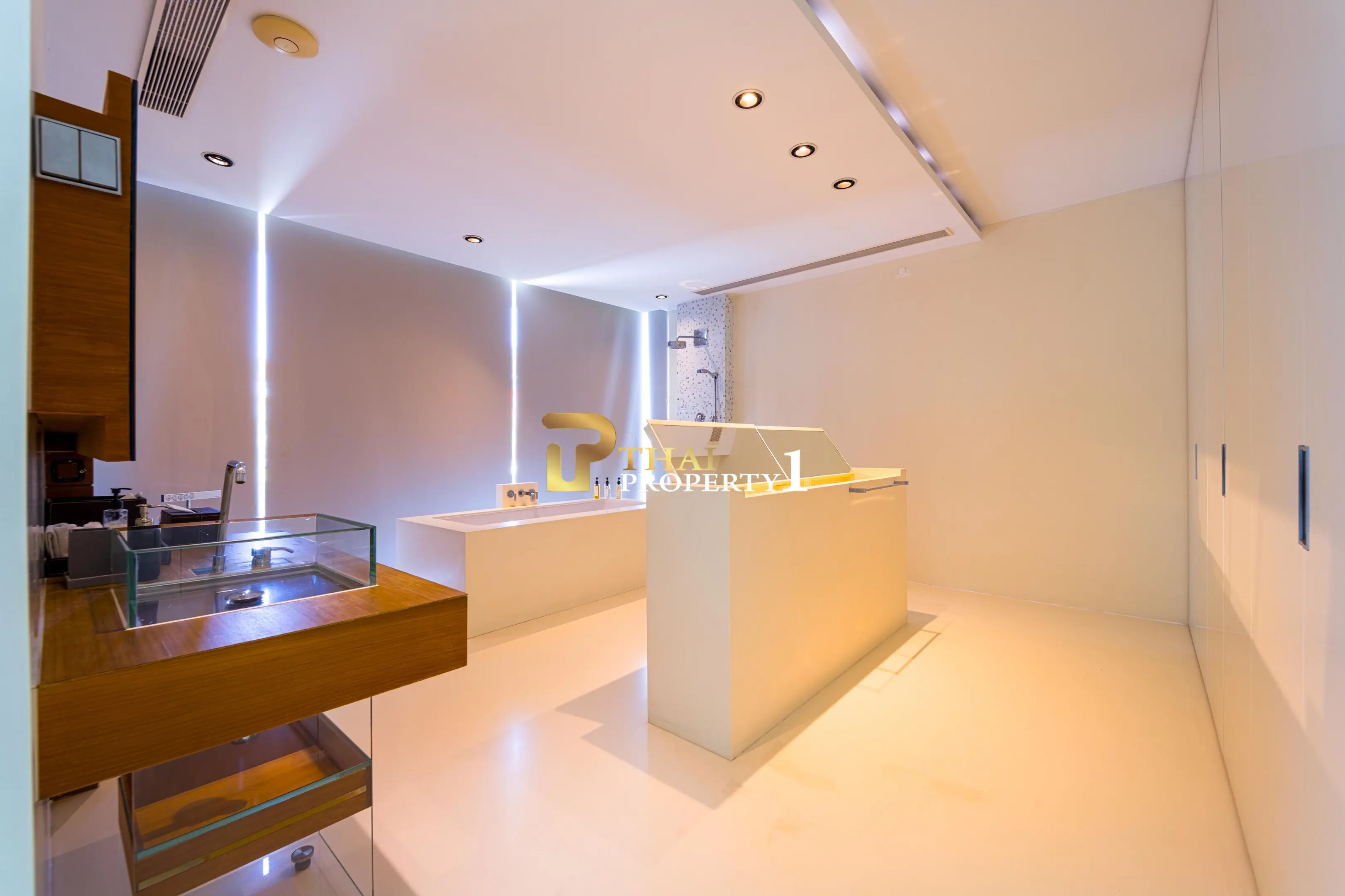 Hua Hin Beach - 5-Bedroom Beach Front Resort Style Villa In Town