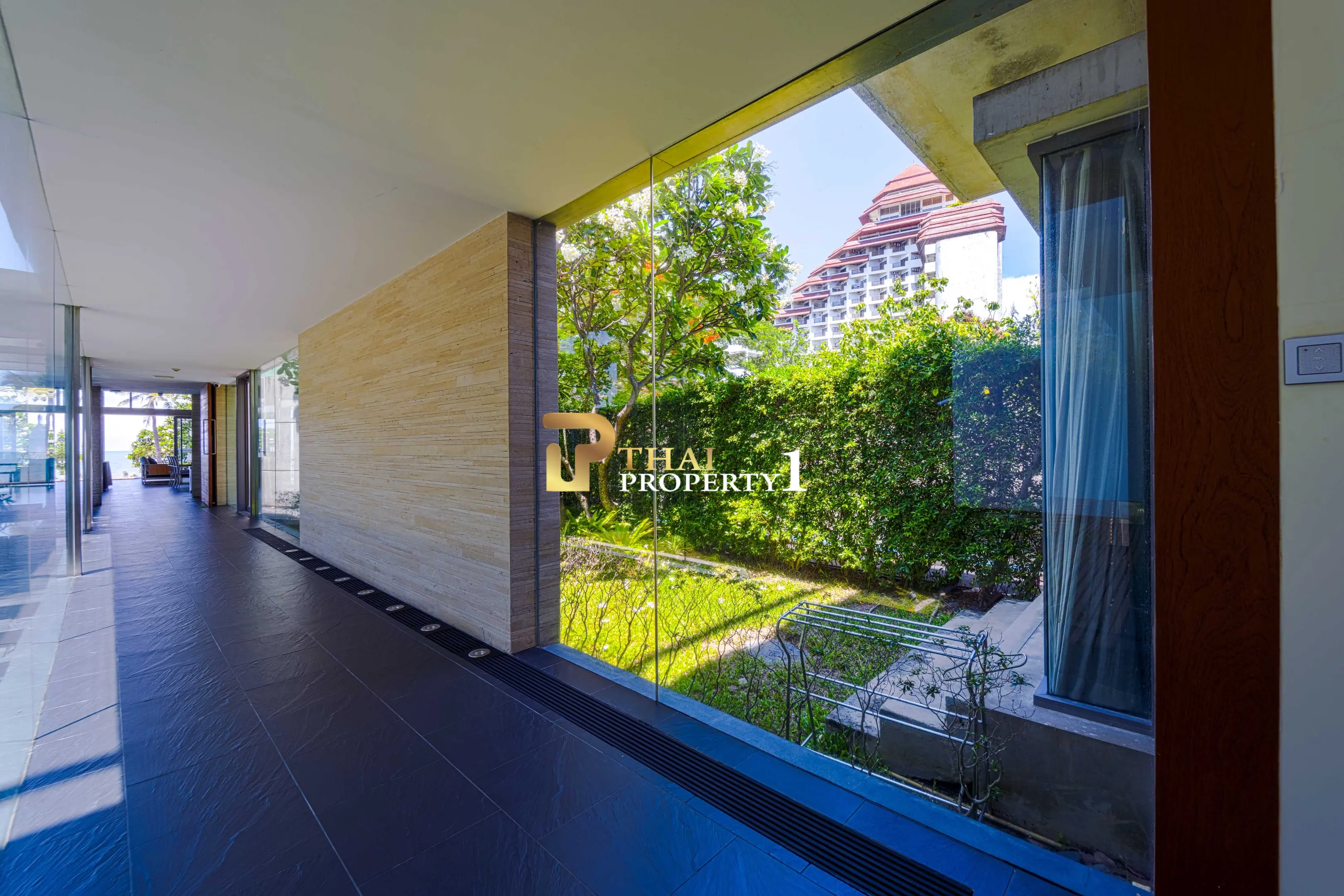 Hua Hin Beach - 5-Bedroom Beach Front Resort Style Villa In Town