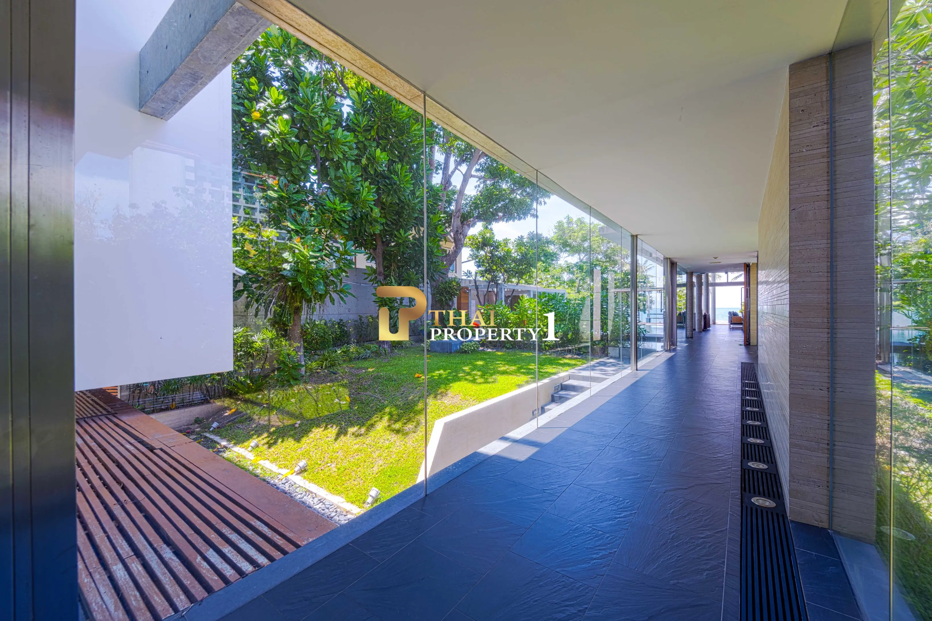Hua Hin Beach - 5-Bedroom Beach Front Resort Style Villa In Town