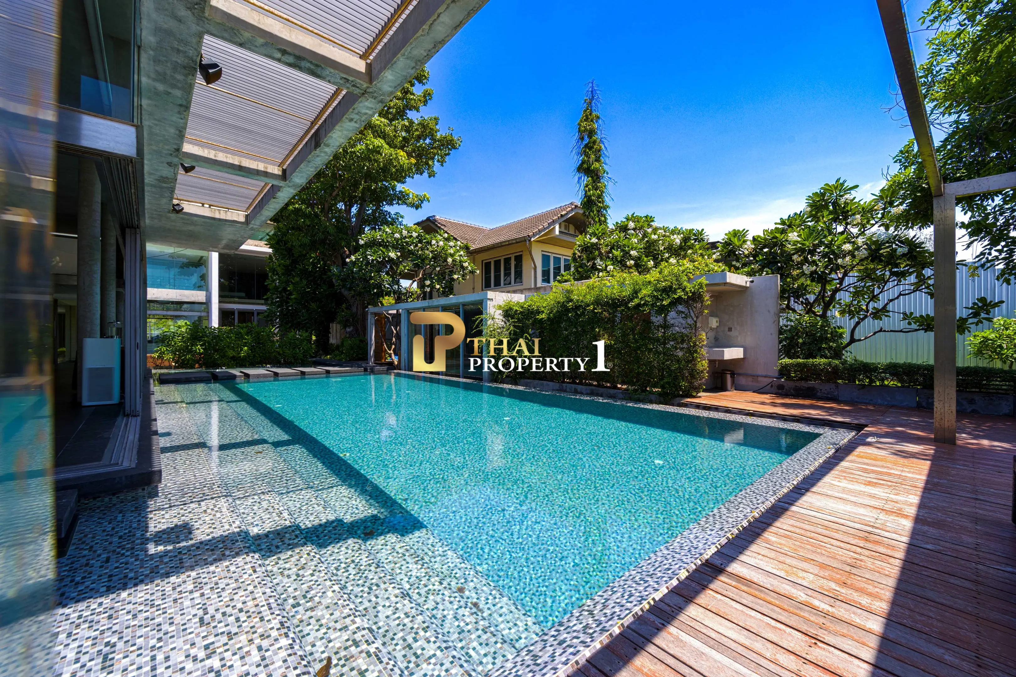 Hua Hin Beach - 5-Bedroom Beach Front Resort Style Villa In Town