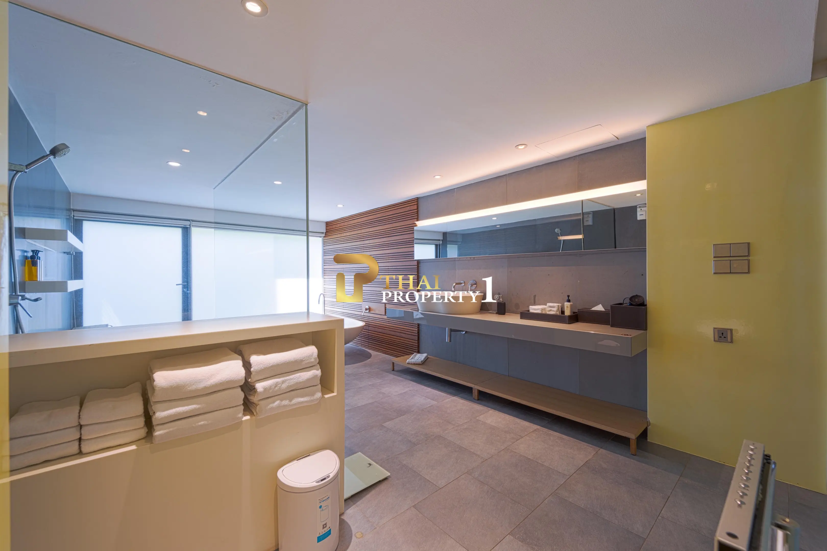 Hua Hin Beach - 5-Bedroom Beach Front Resort Style Villa In Town