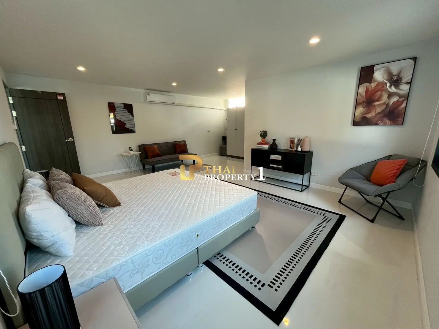 Spacious 4-Bedroom Modern Pool Villa Near Wongamat Beach